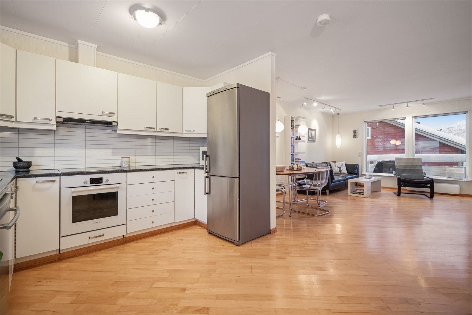 Kjøkkenet har plassering som gjør det enkelt å være sosial mens du lager mat, og det er utstyrt med frittstående hvitevarer som sørger for en brukervennlig og fleksibel løsning. Galleribilde