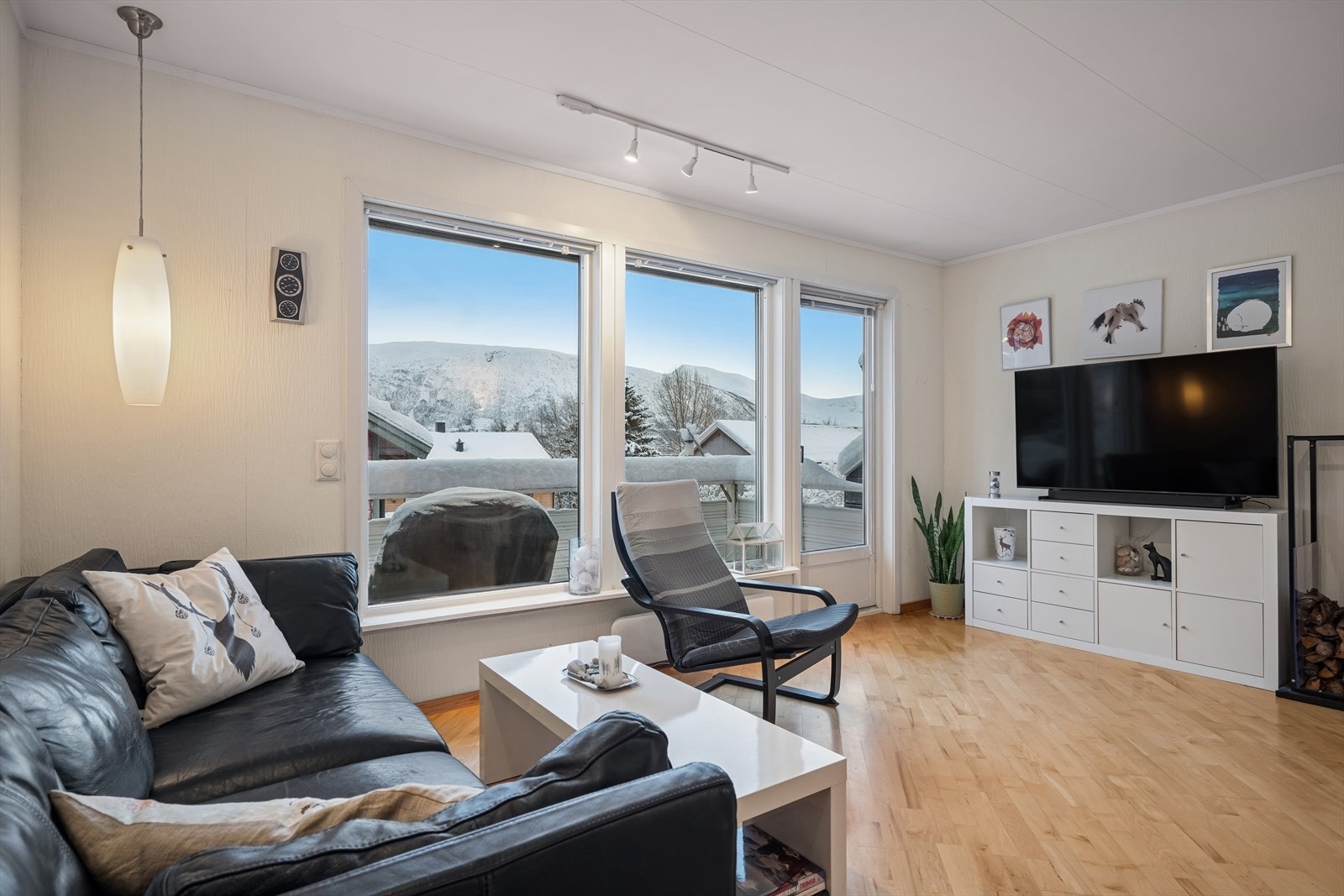 Stuen har flere møbleringsmuligheter med plass til sofagruppe og tv-møblementer. Galleribilde