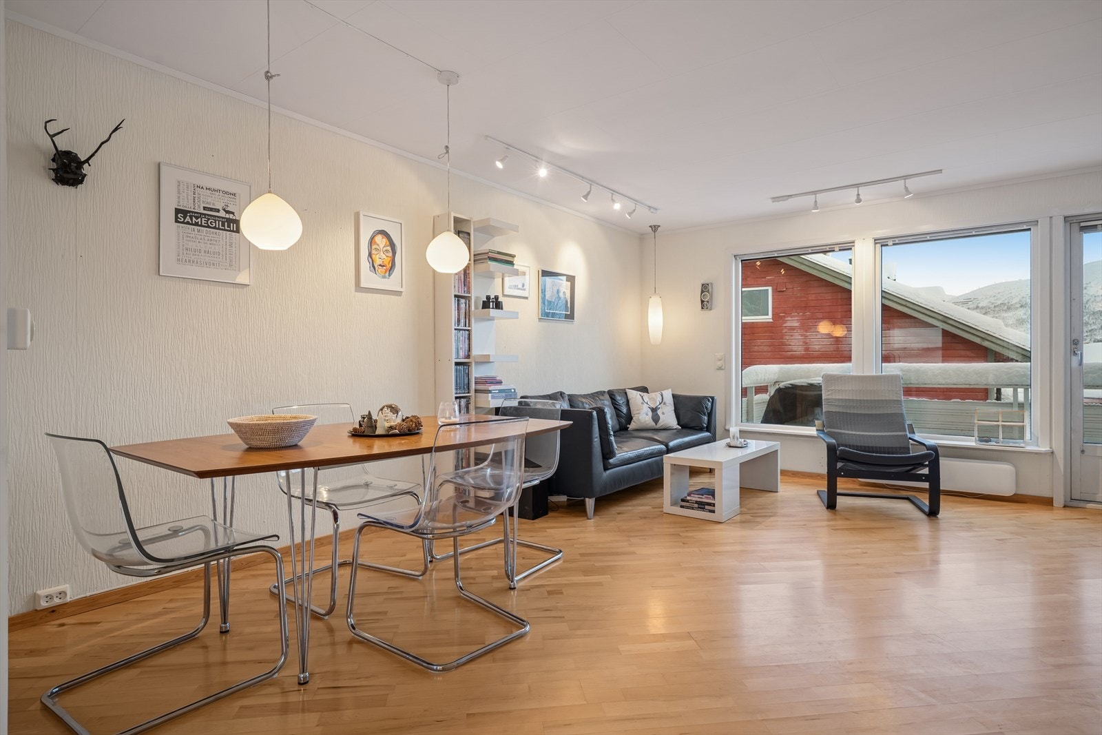 Den åpne stuen fremstår som et naturlig samlingspunkt i hjemmet, med god takhøyde som gir rommet en behagelig luftig følelse. Galleribilde