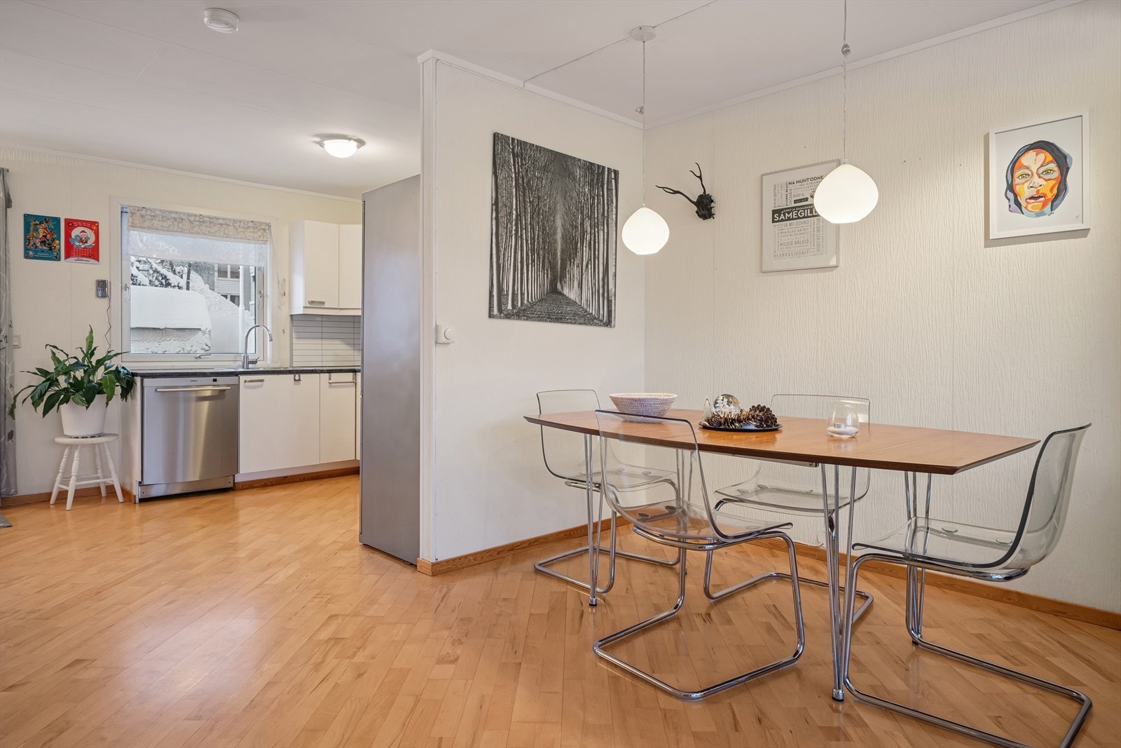 Mellom stue og kjøkken er det praktisk plass til en større spisegruppe. Galleribilde