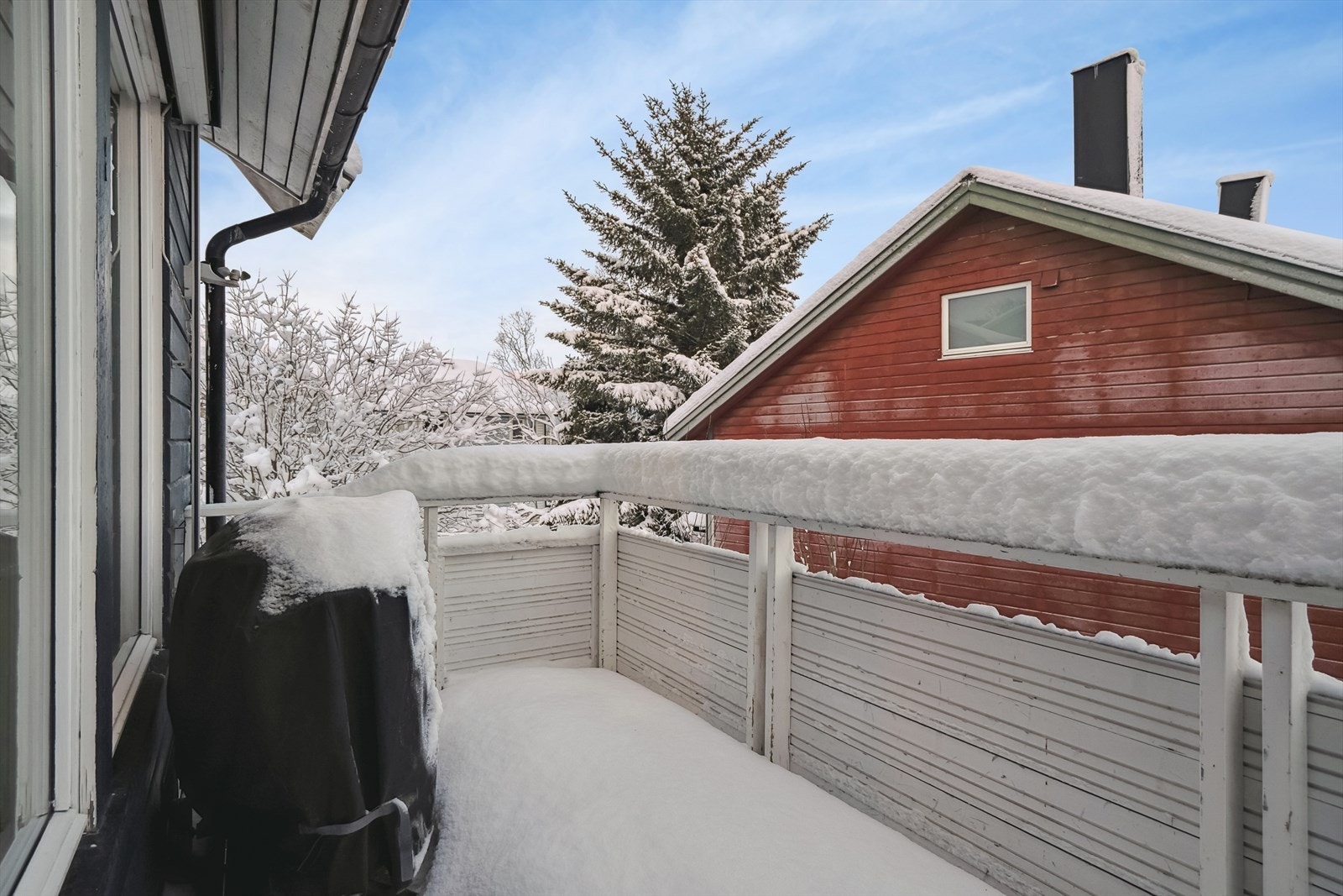 Fra stuen er det utgang til en trivelig balkong på ca. 8 kvm. Galleribilde