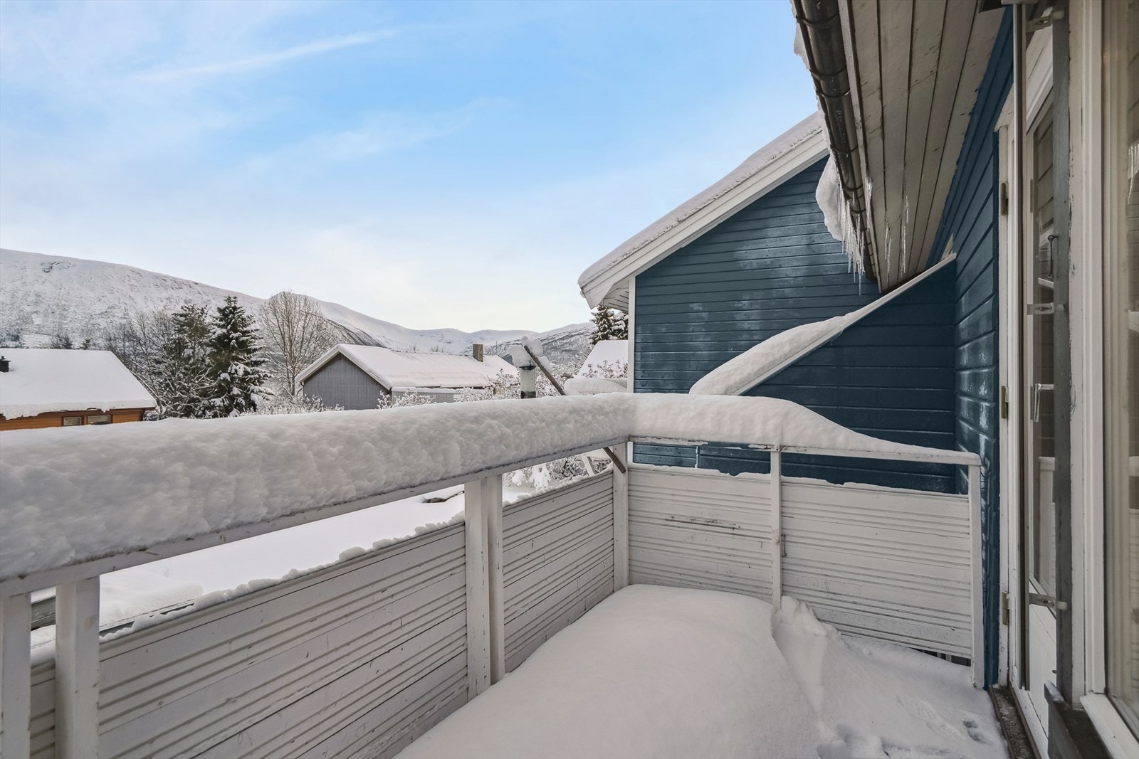 Balkongen har god plass til diverse utemøbler for å nyte solfylte dager ute. Galleribilde