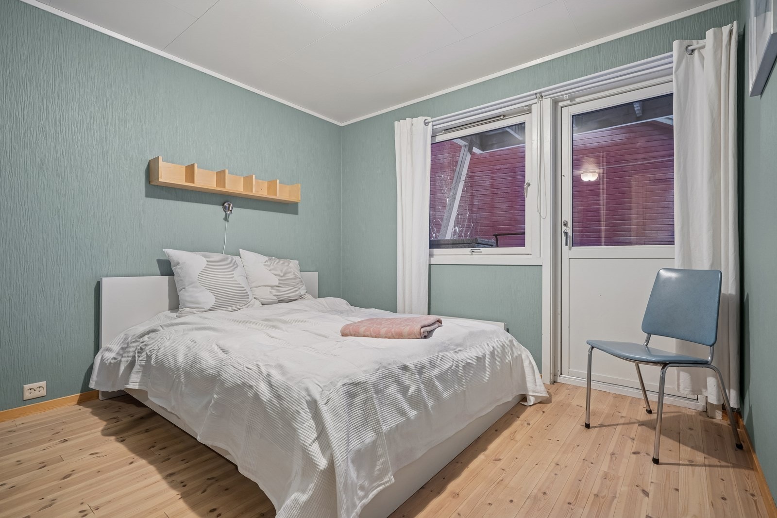 Hovedsoverommet er romslig med god plass til seng og garderobe. Fra soverommet er det utgang til terrasse. Galleribilde