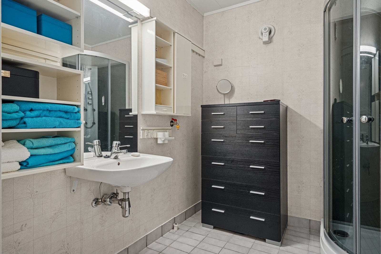 Badet har en eldre standard og den tekniske levetiden på både overflater og tettesjikt er overskredet, noe som gjør at full oppgradering må påregnes for å oppfylle dagens krav til våtrom. Galleribilde