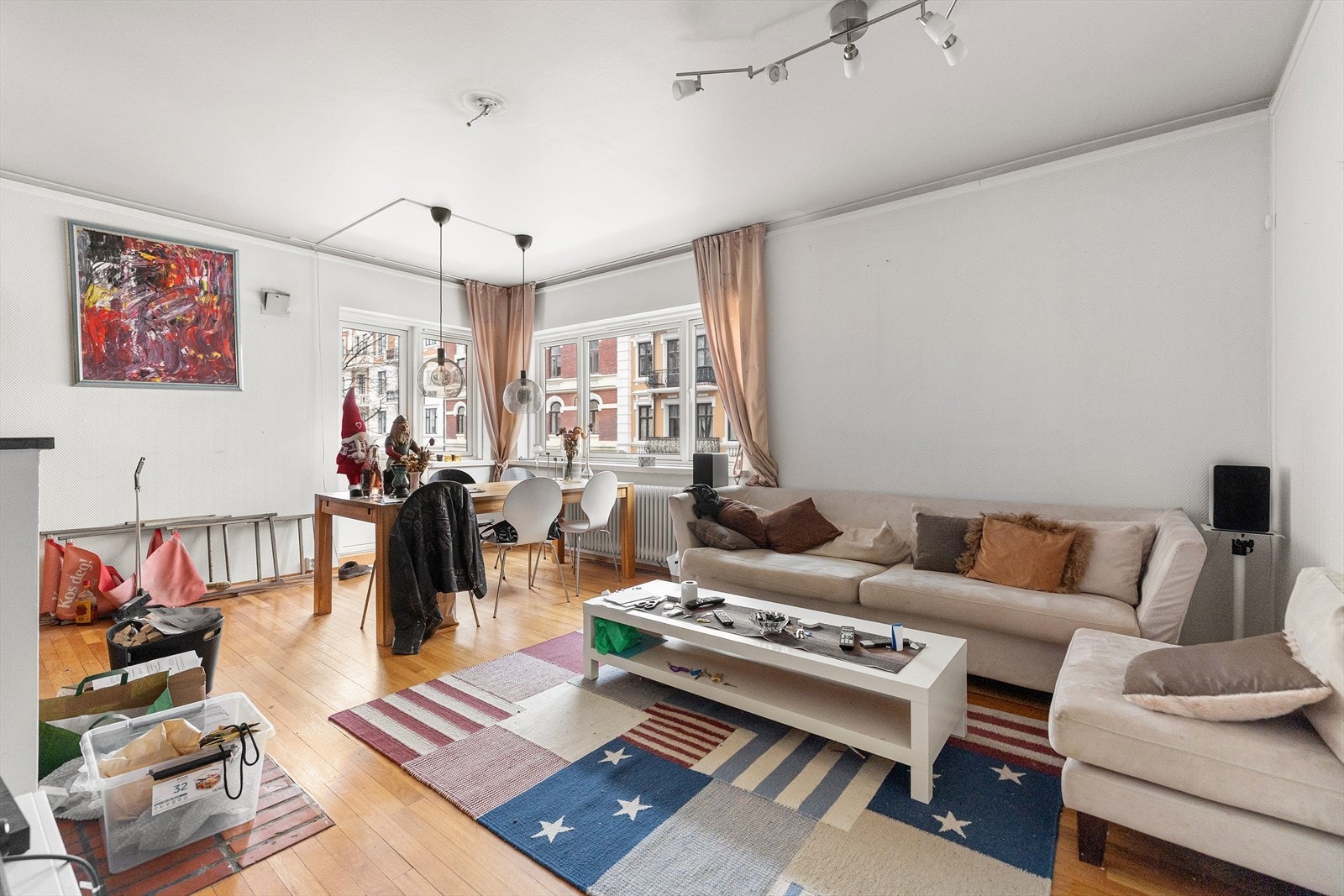 Leiligheten ligger i 2. etasje og inneholder entré, kjøkken, stue, toalettrom, bad og fire soverom. Galleribilde