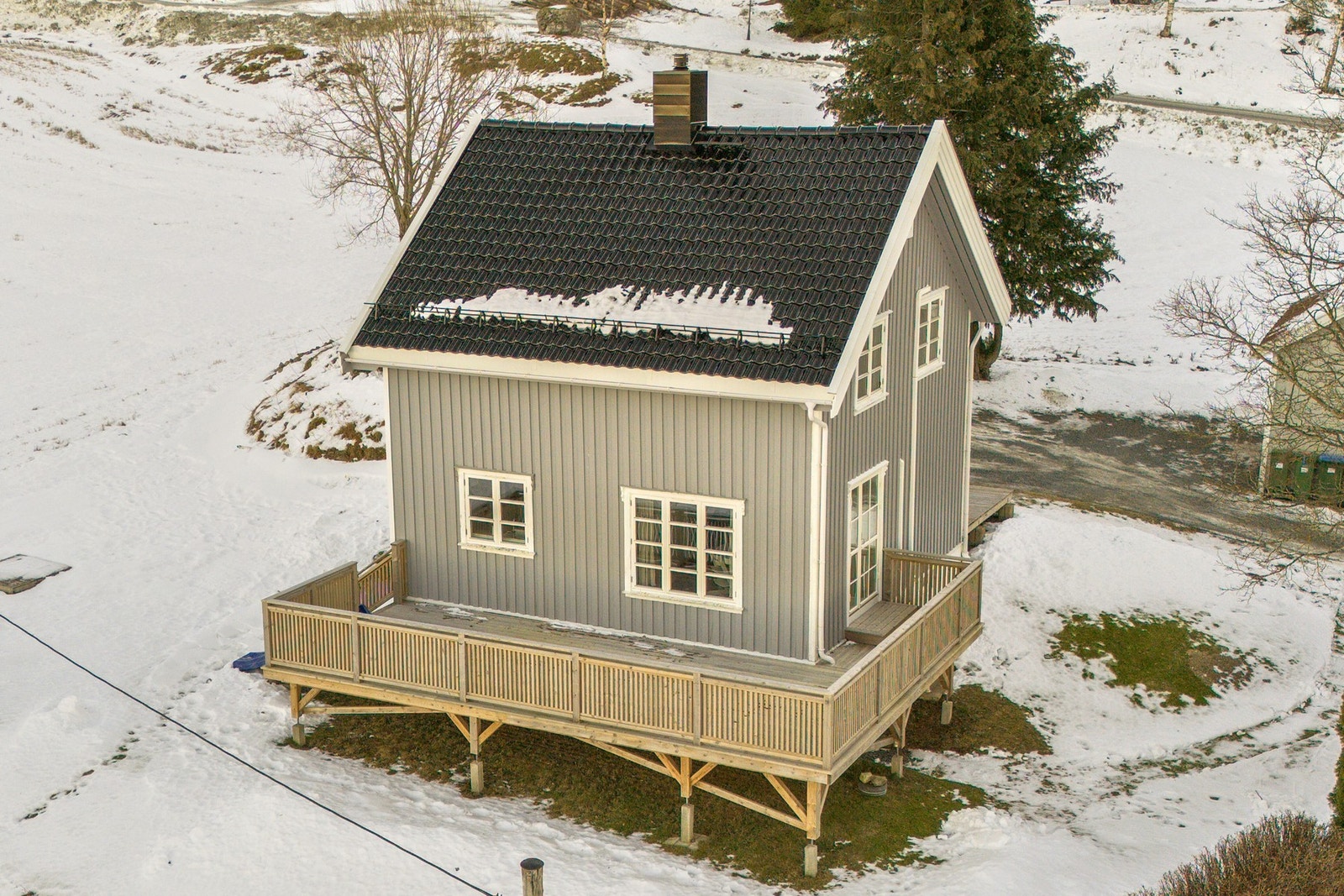 Ny taktekking i 2022, drenering tatt i 2017 og utvendig maling av huset i 2021. Galleribilde