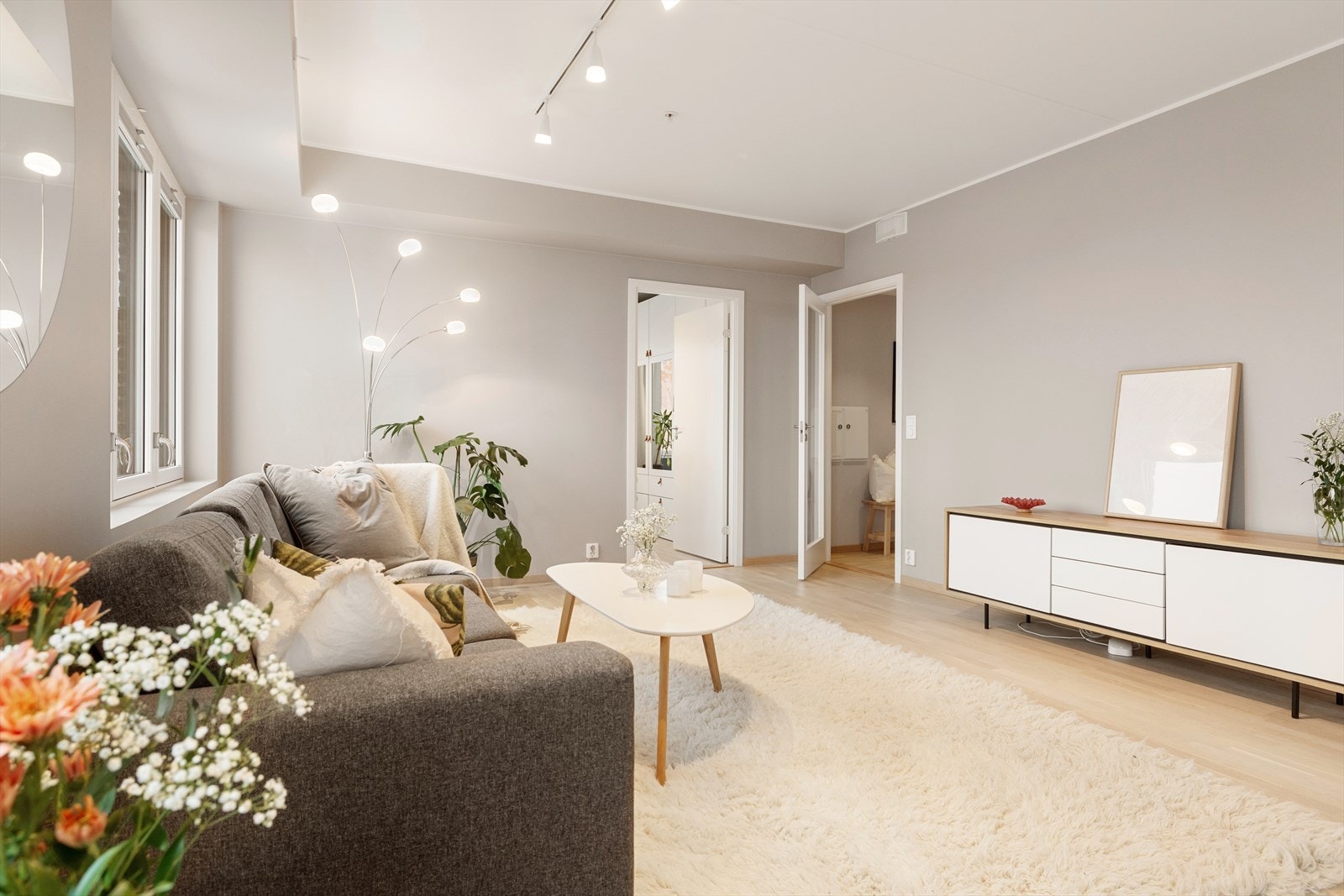 Rommet har god plass til sofa og øvrig møblement. Galleribilde