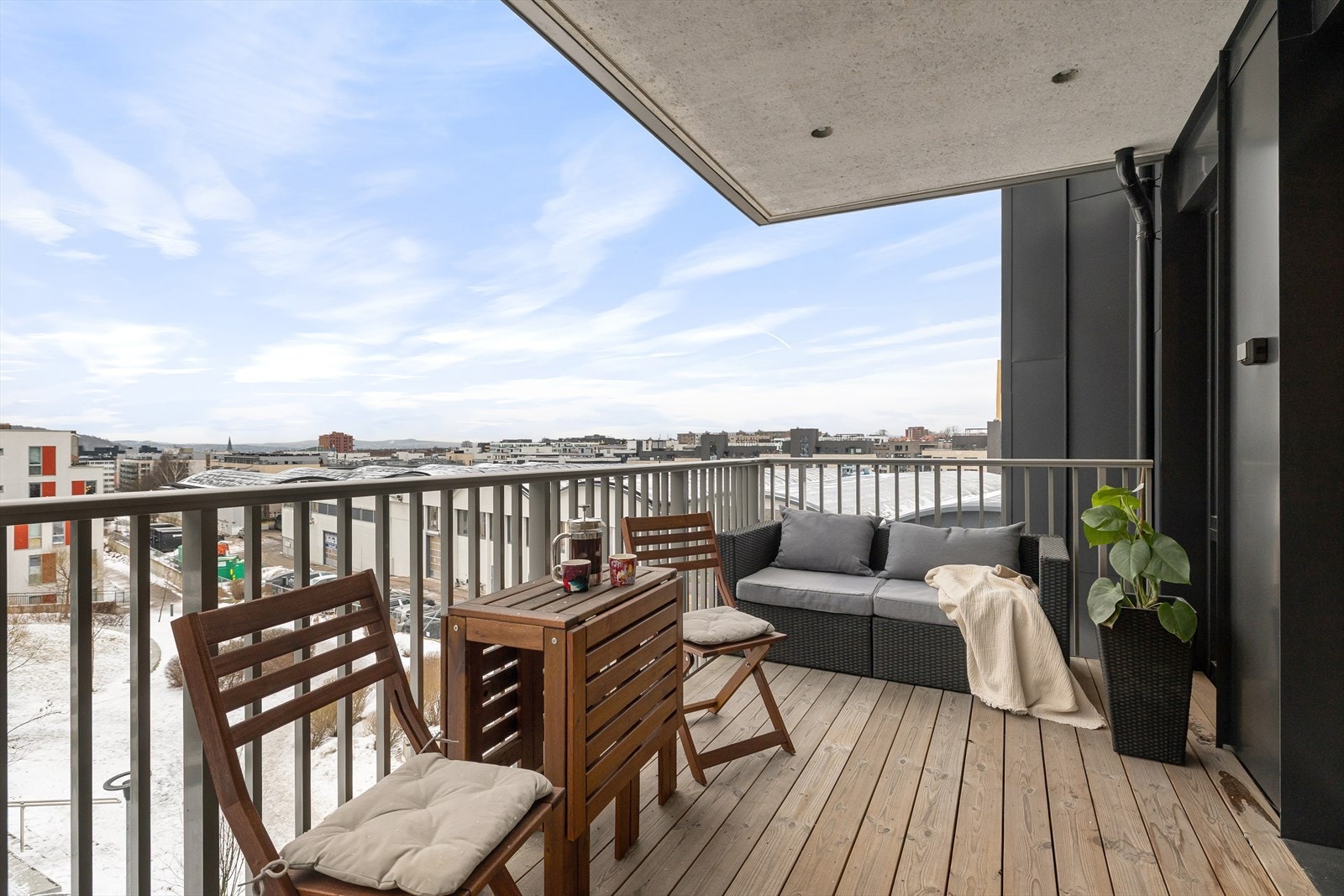 Fra kjøkkenet er det utgang til en flott sørvendt balkong på ca 10 kvm. Balkongen har god plass til utemøbler og gir en utmerket mulighet til å skape en trivelig uteplass. Galleribilde