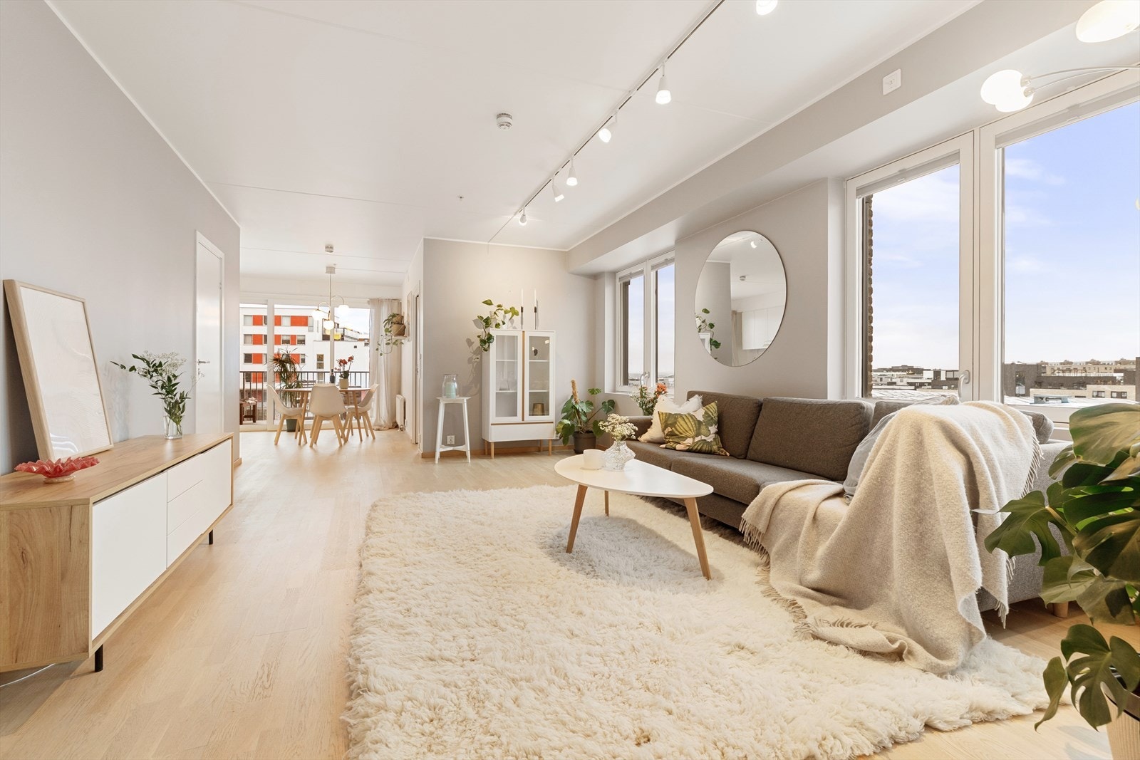 Kristoffer Mjåtveit har gleden av å presentere Grenseveien 69A. Foto: Trond Walsø. Galleribilde