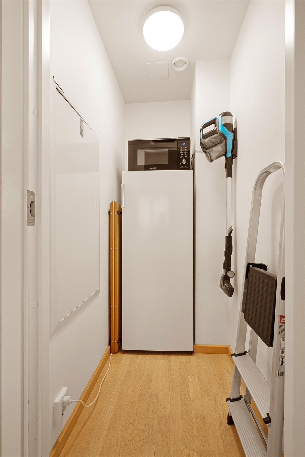 På kjøkkenet finnes det også et praktisk bodareal for oppbevaring av større husholdningsartikler. Galleribilde