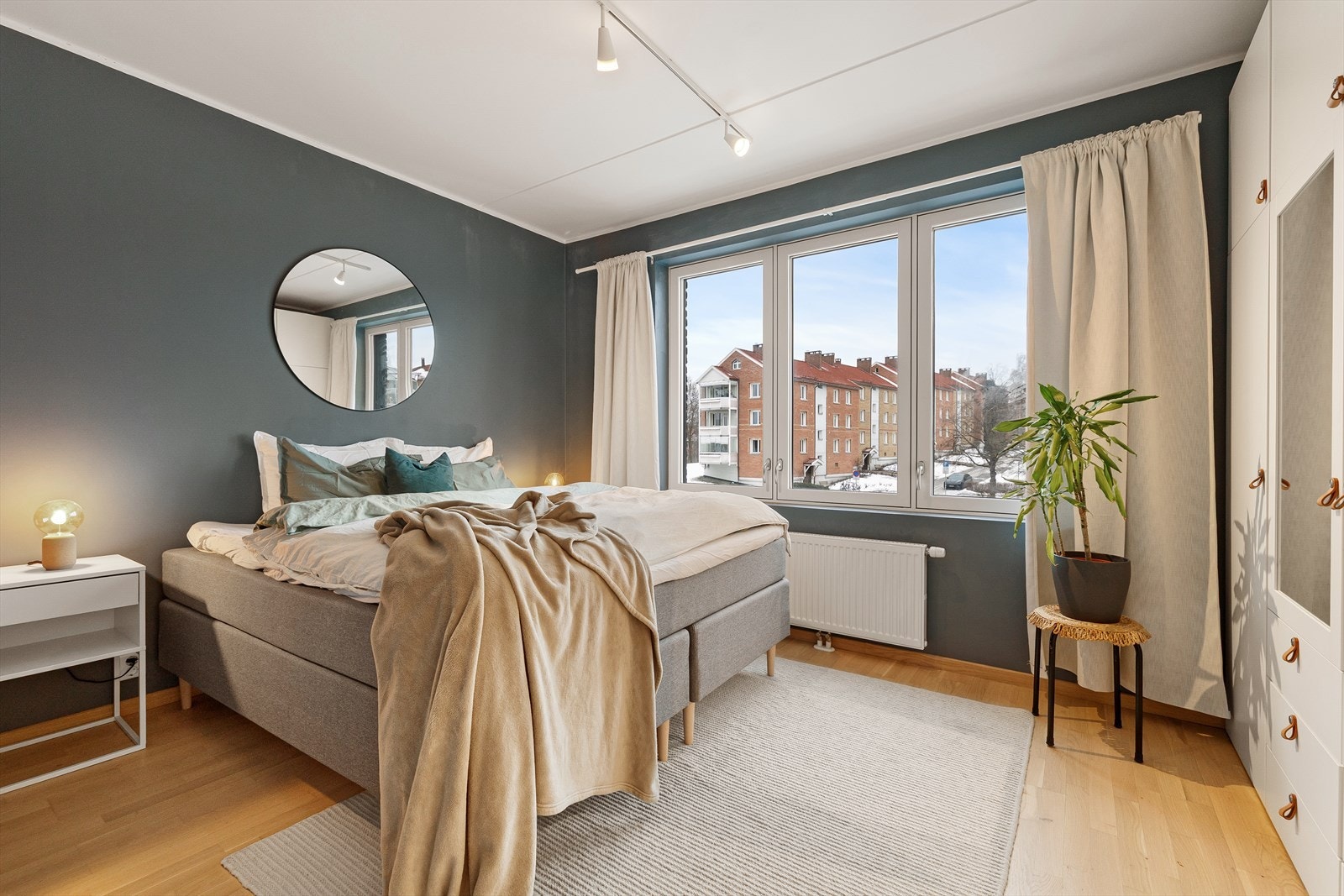 Boligen har tre soverom, hvor hovedsoverommet har god plass til dobbeltseng og øvrig møblement. Galleribilde