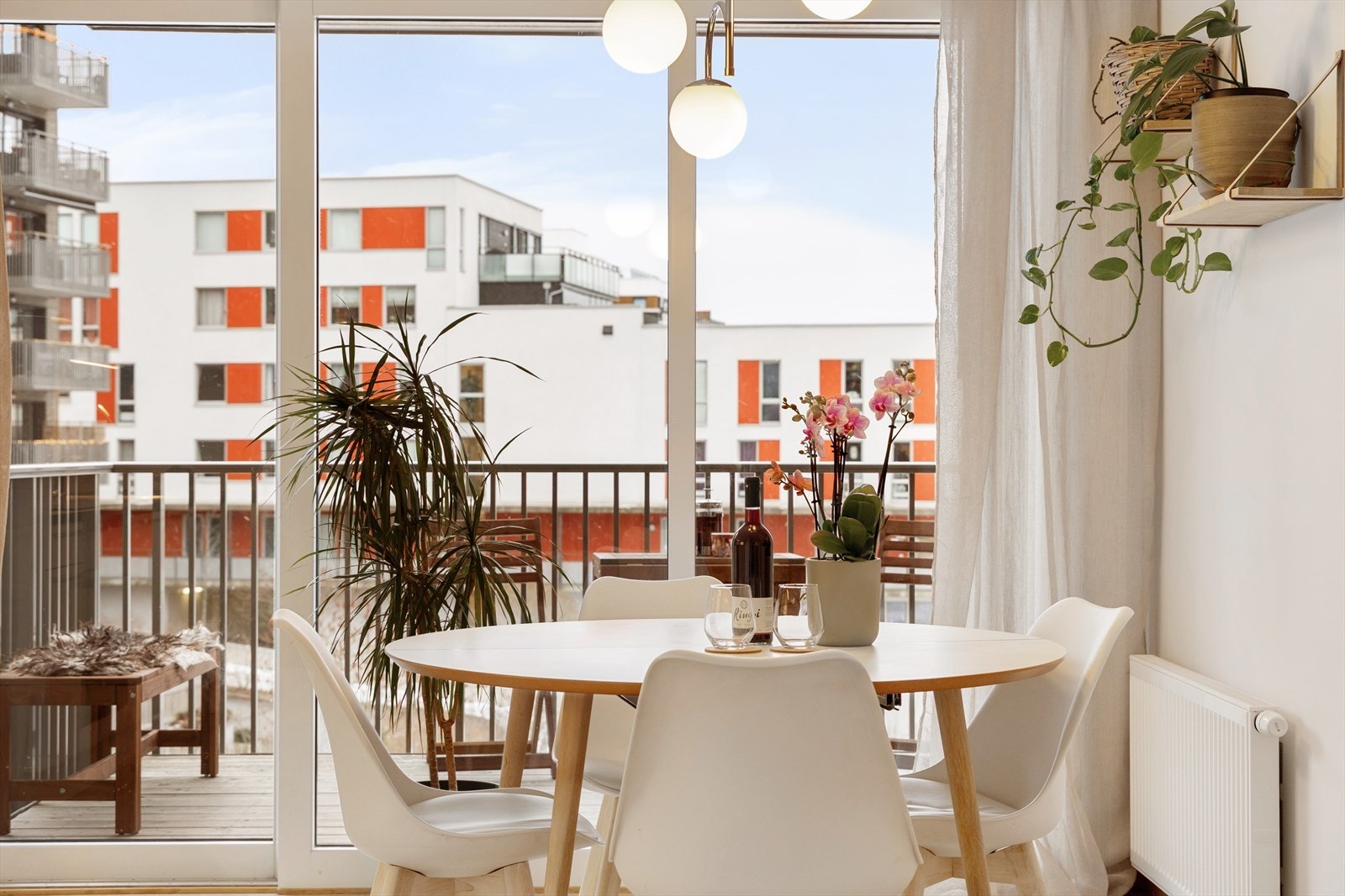 Rommet har også plass til et hyggelig spisebord, perfekt for måltider med venner og familie. Galleribilde