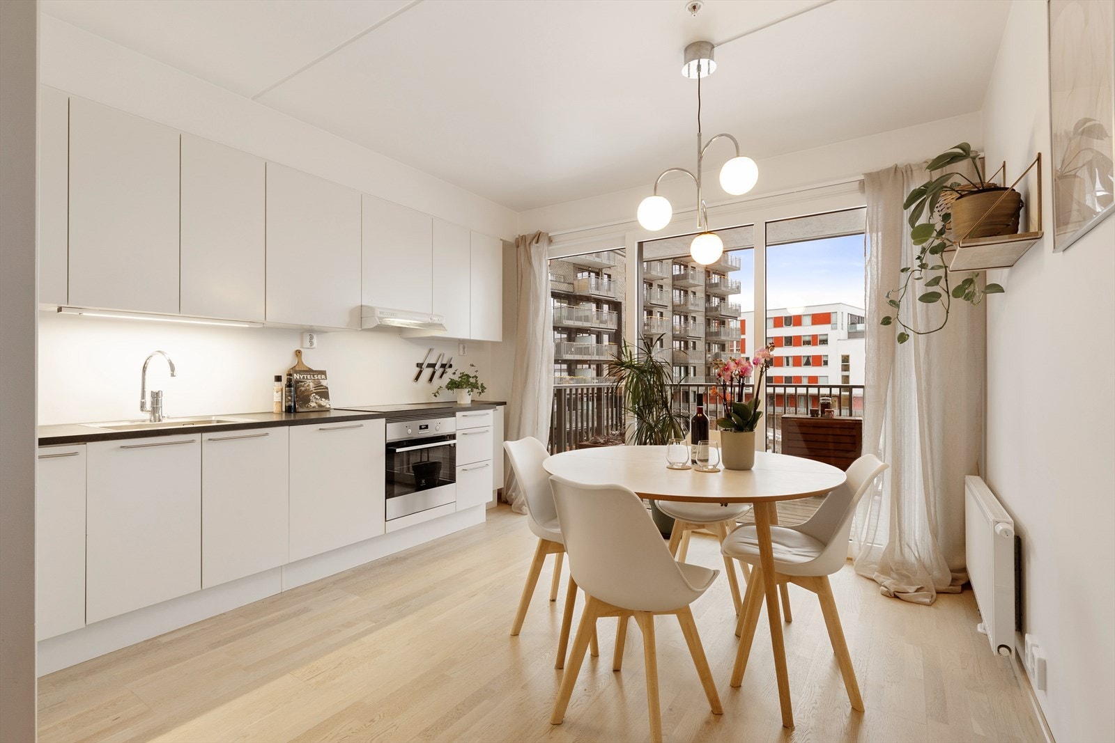 Det er en delvis åpen stue/kjøkkenløsning. Galleribilde