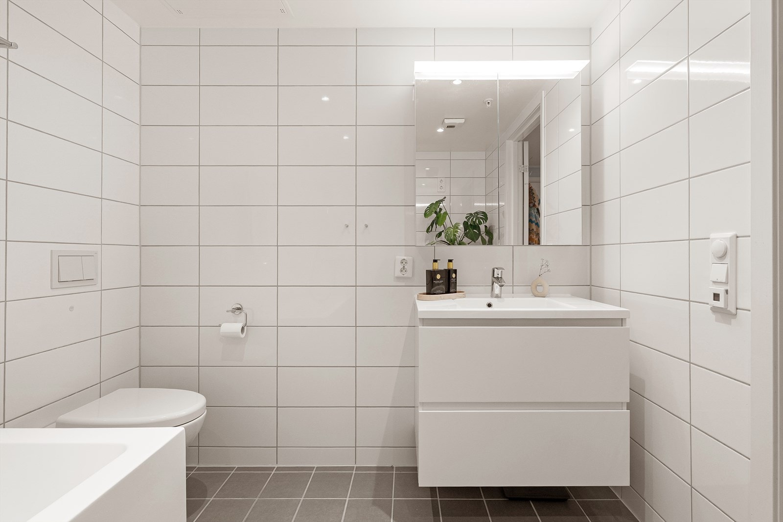 Videre har rommet servantskap med hvit servant og blandebatteri, mekanisk avtrekk og fordelerskap i tak med stoppekran. Galleribilde