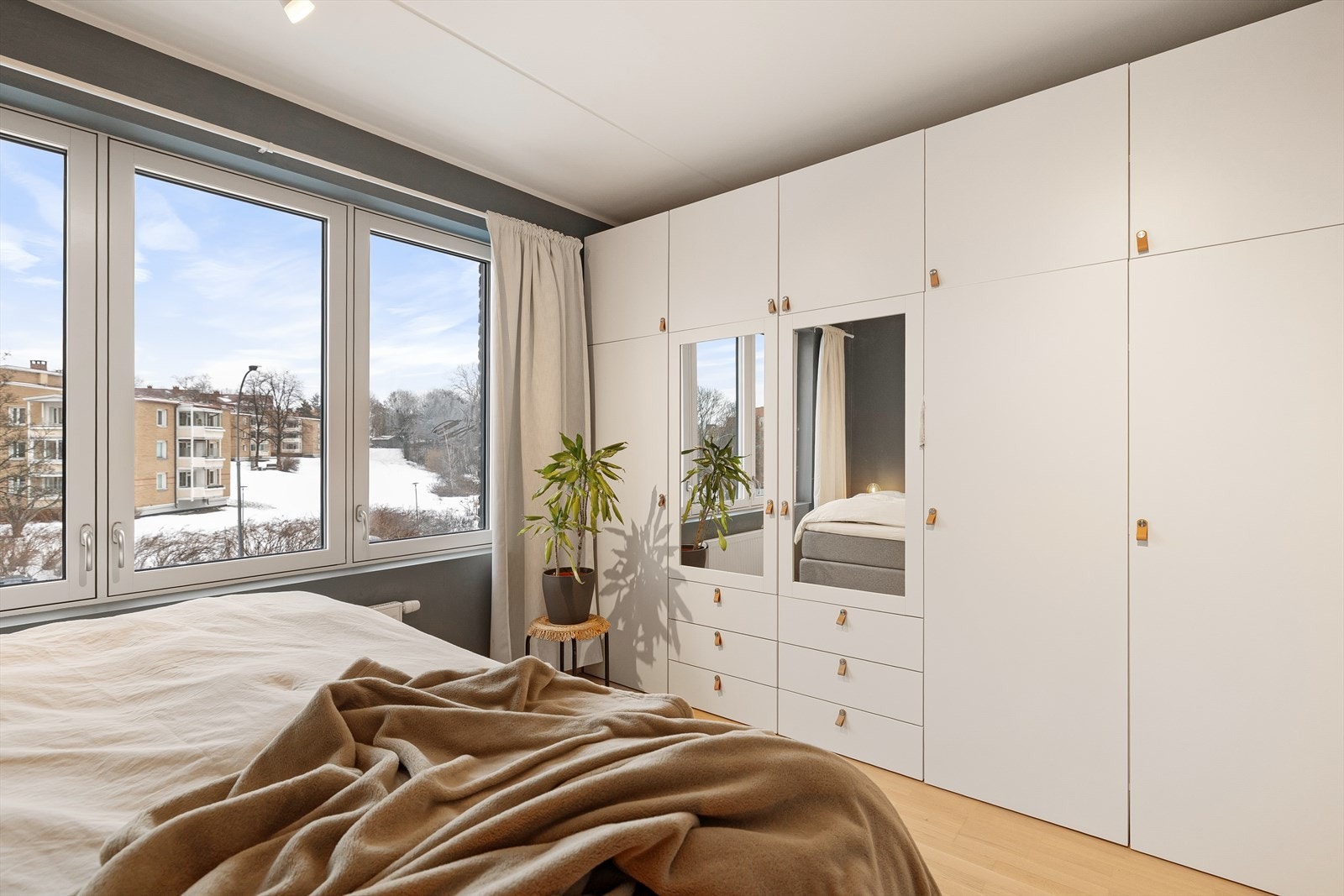 Her er det rikelig med oppbevaringsplass i flere garderobeskap. Galleribilde