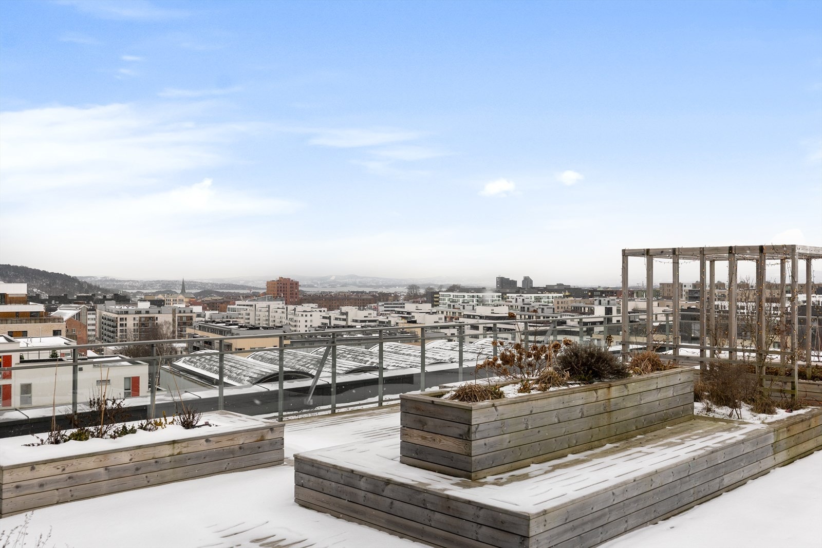 Her kan du nyte flott utsikt helt ned til vannet! Galleribilde