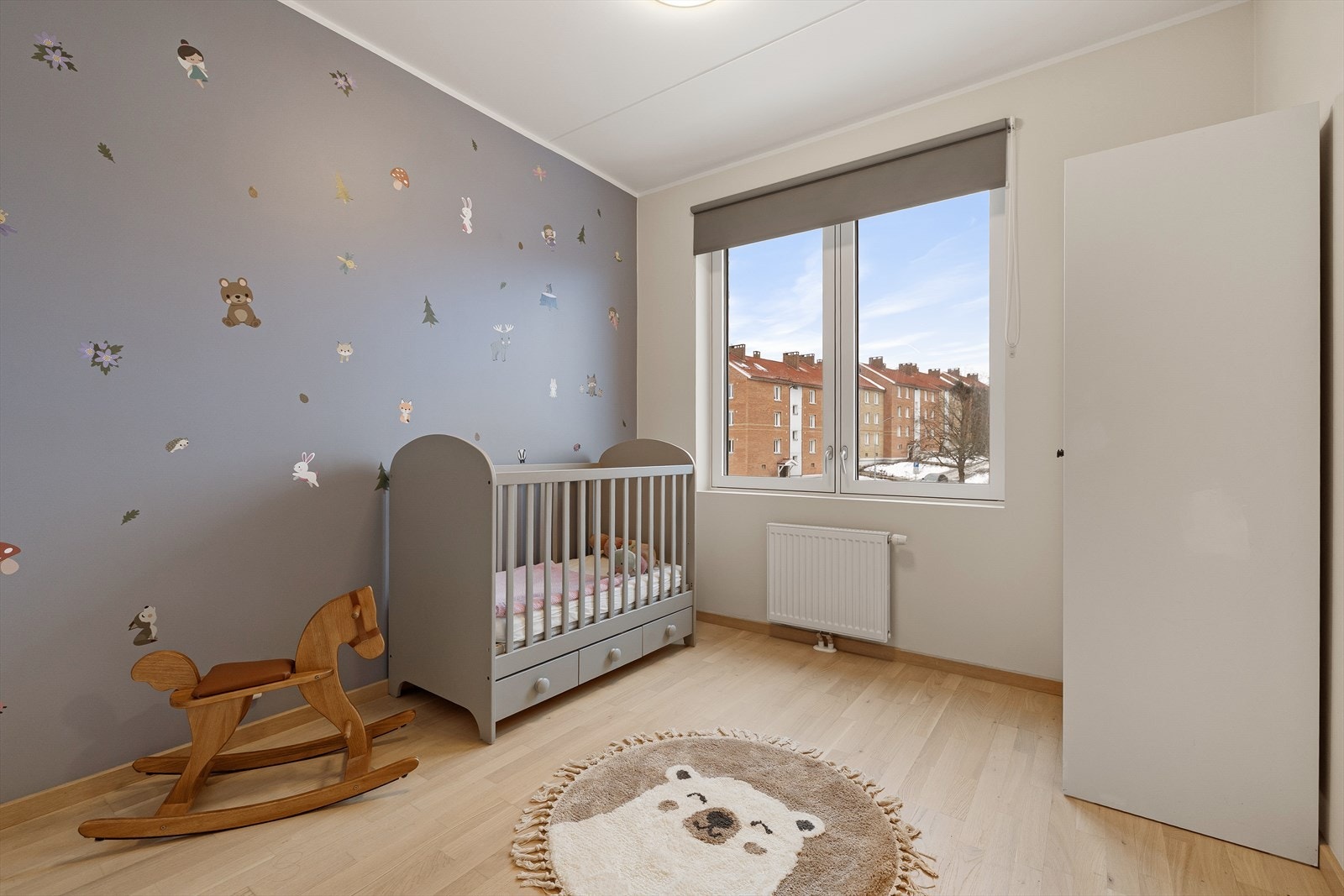 Soverom 2 har plass til dobbeltseng og garderobeskap. Galleribilde