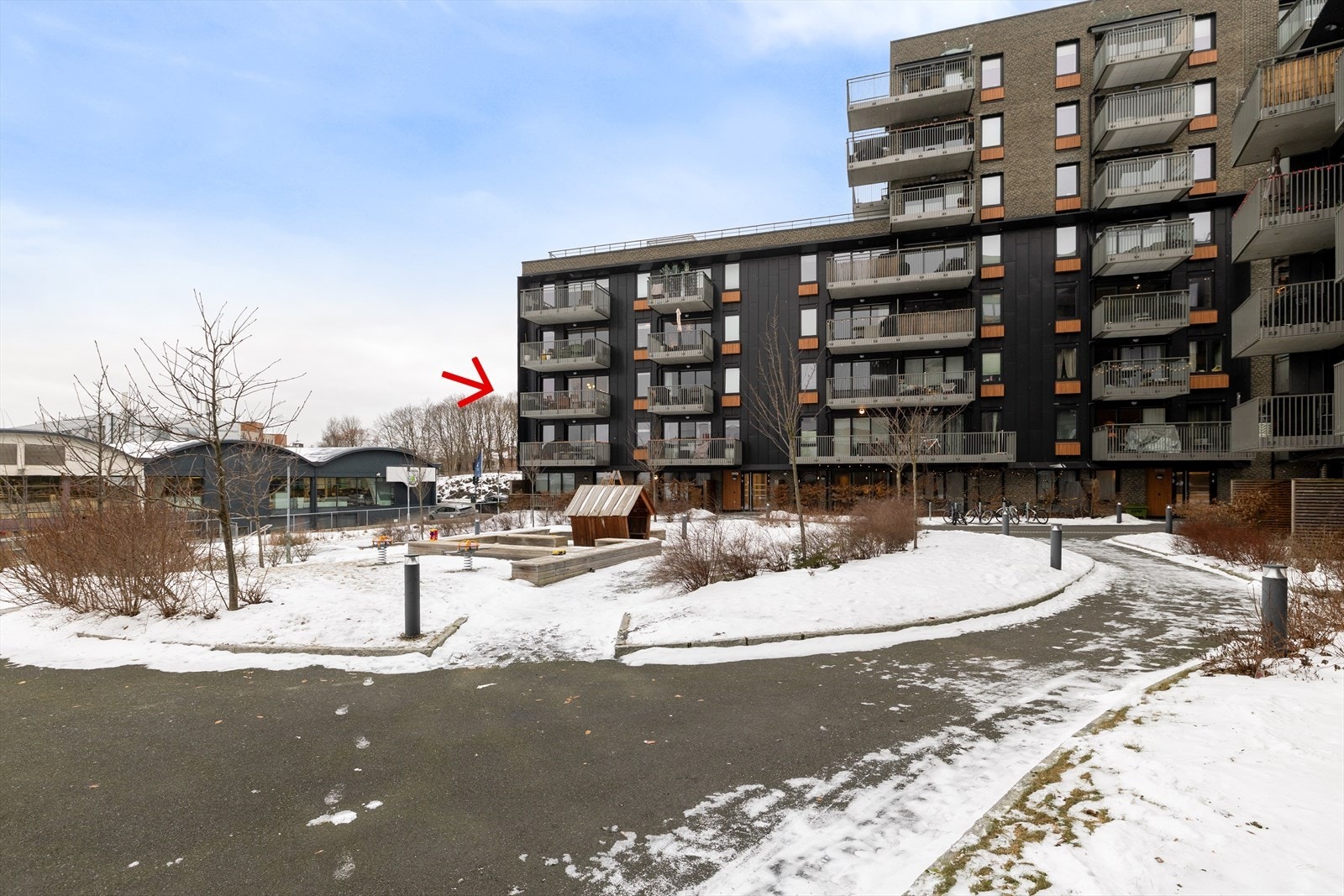 Leiligheten ligger i praksis i 3. etasje, ettersom byggets 1. etasje er registrert som etasje -1. Galleribilde