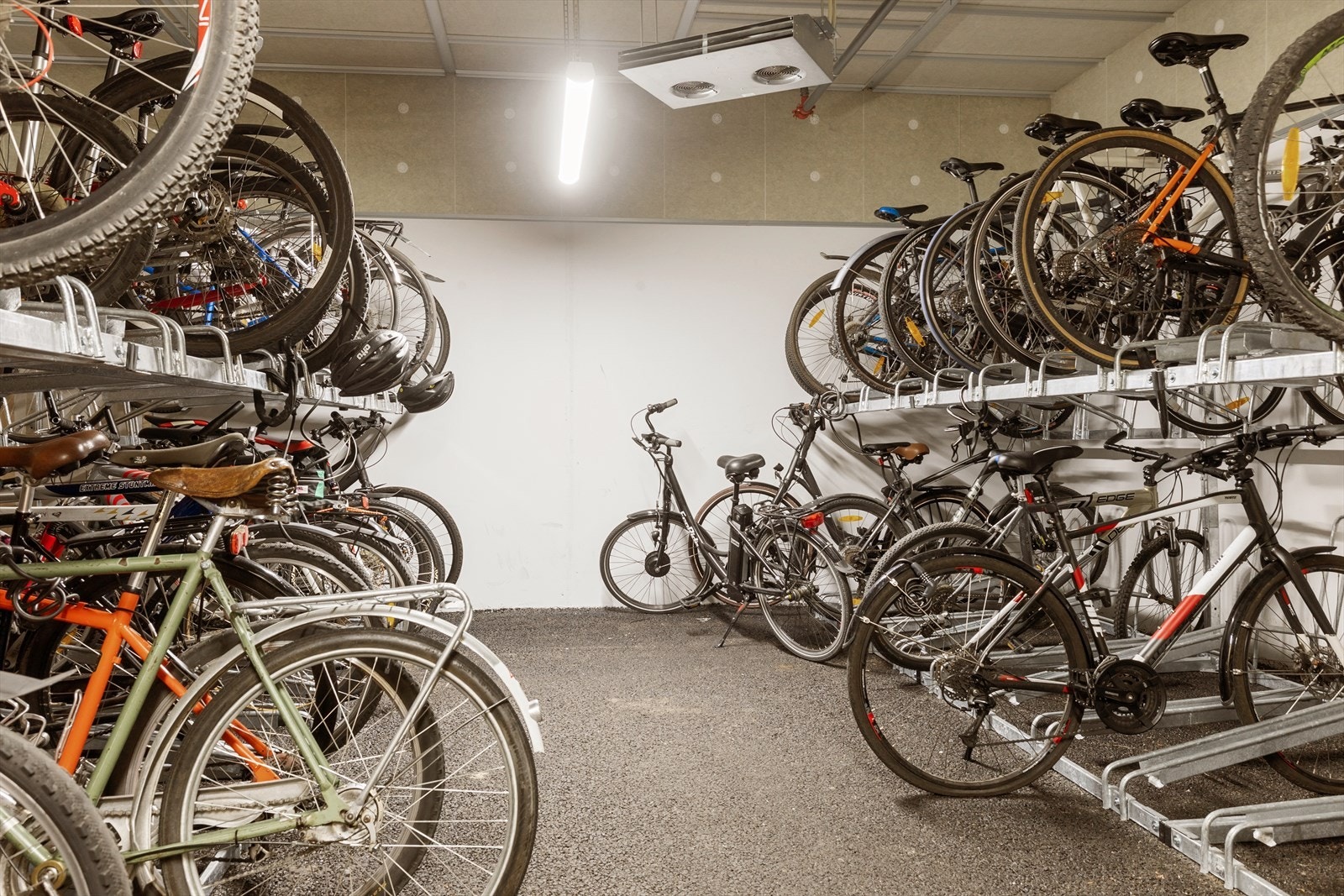 I garasjen finner du også en egen innendørs sykkelparkering. Galleribilde