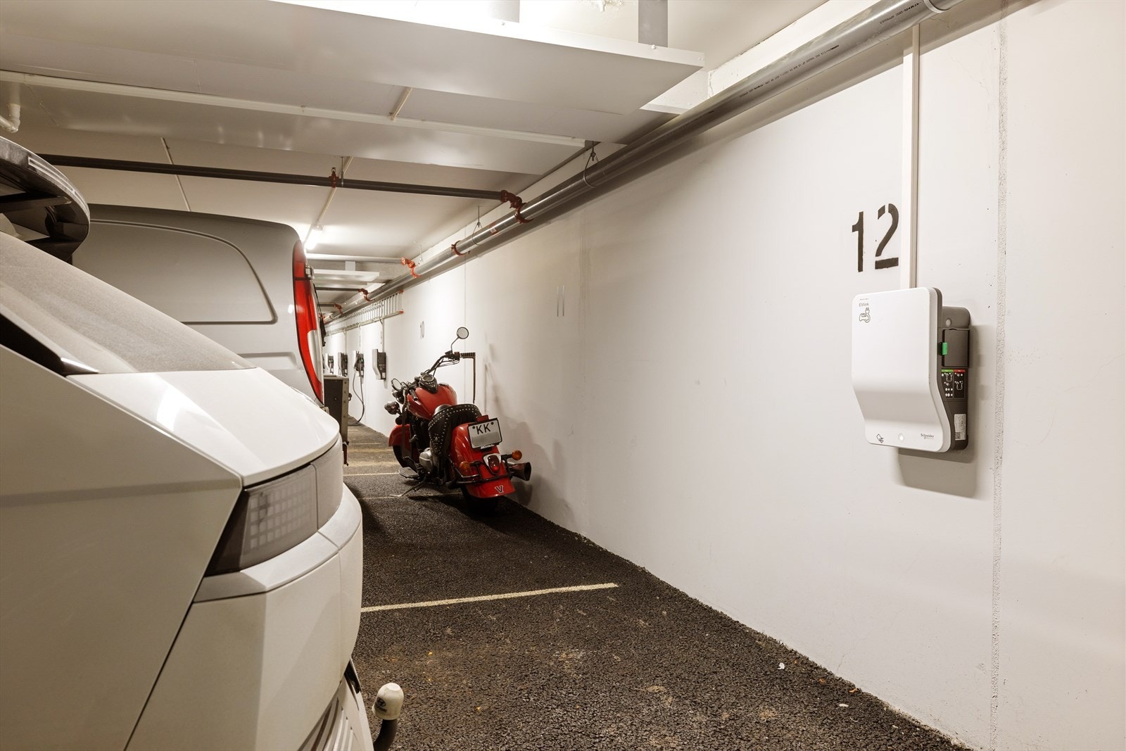 Denne plassen har elbillader. Galleribilde