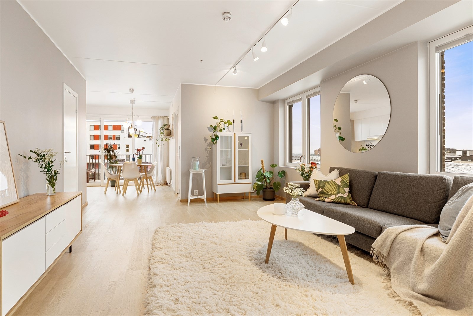 Leiligheten malt i en lun og delikat fargetone som skaper en behagelig atmosfære. Gulvet er belagt med en pen enstavs parkett. Galleribilde