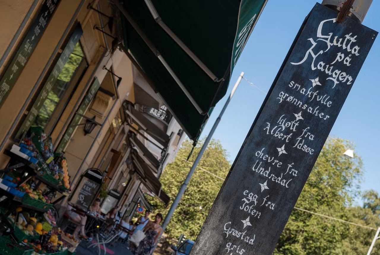 Ta turen til Gutta på Haugen, som tilbyr et bredt utvalg av smaksrike matvarer. Galleribilde