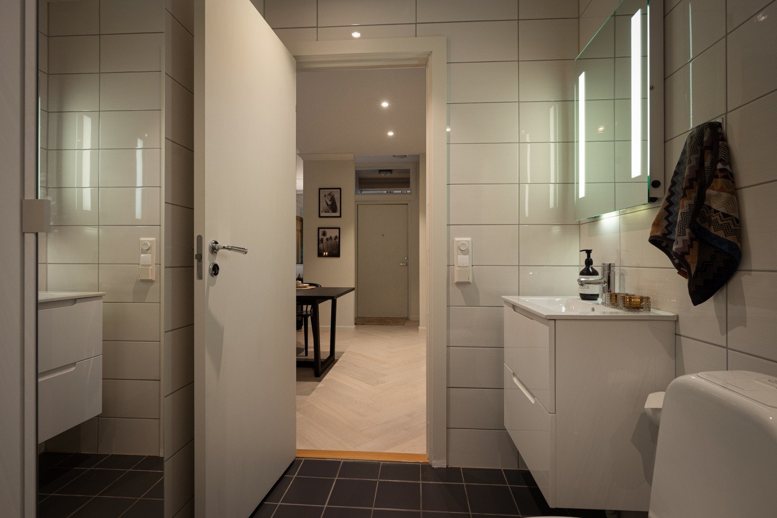 Det er mekanisk avtrekk med ventil i himling og luftespalte under dørbladet. Galleribilde