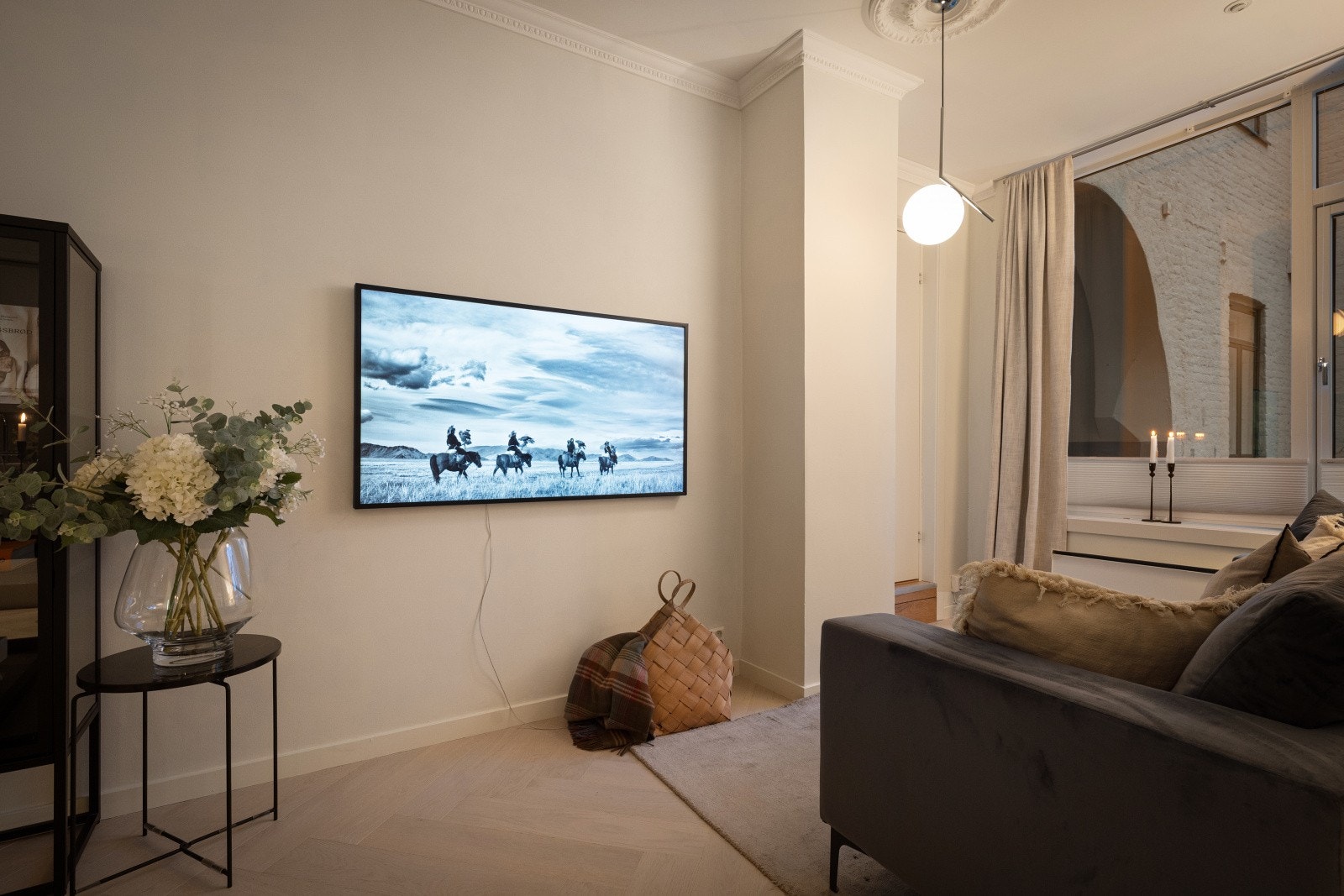 Stuen byr på naturlige møbleringssoner, med plass til sittegruppe, tv-oppsett og tilhørende møblement. Galleribilde