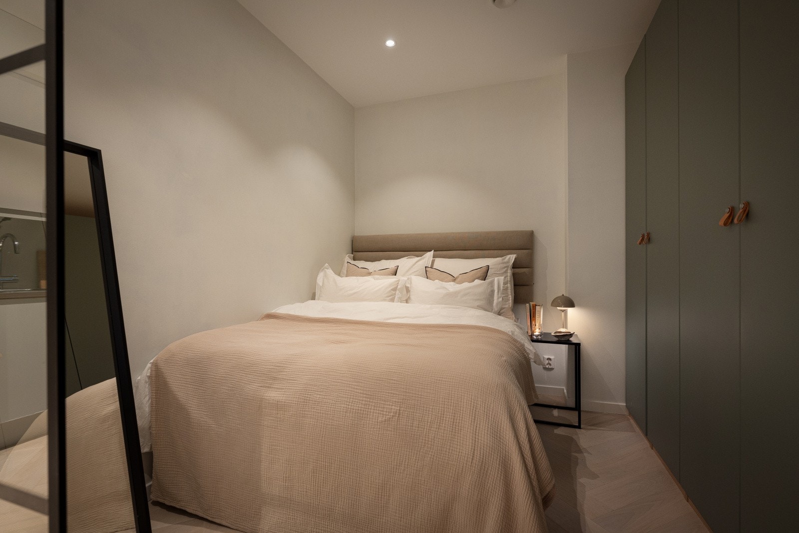 Alkoven er luftig med plass til dobbeltseng og tilhørende møblement. Her er det en lekker garderobeløsning som egner seg godt til oppbevaring. Galleribilde