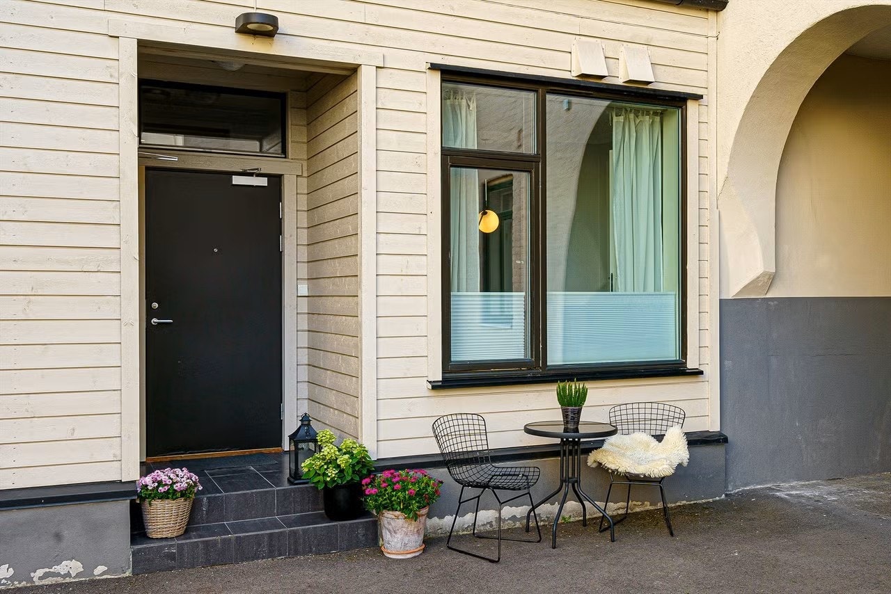 Leiligheten sitt inngangsparti på sommerstid. Galleribilde