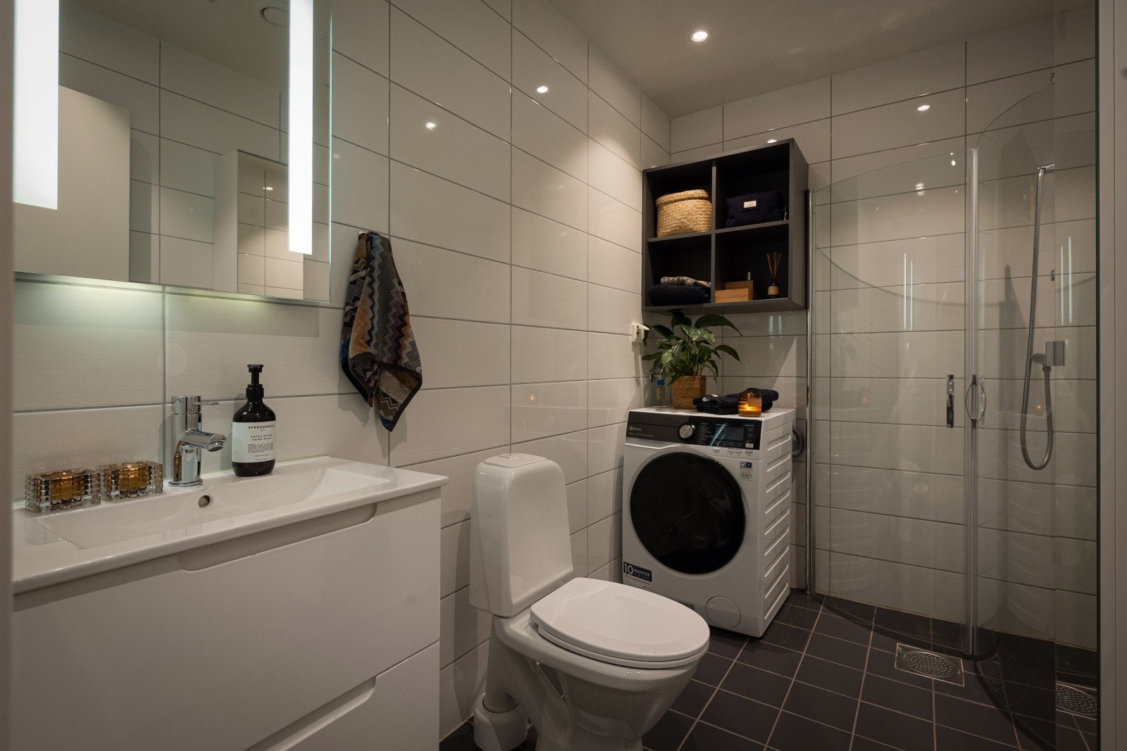 Leilighetens bad er fra 2014 og fremstår som delikat. Badet er flislagt med elektriske varmekabler. Galleribilde