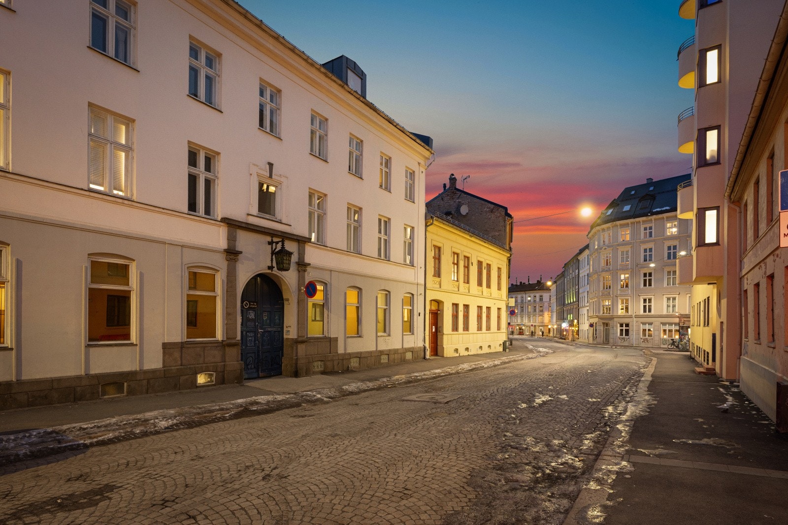Leiligheten ligger tilbaketrukket i en rolig blindgate på attraktive Fredensborg. Det er gangavstand til sentrum, Grünerløkka og St. Hanshaugen med et bredt tilbud. Galleribilde
