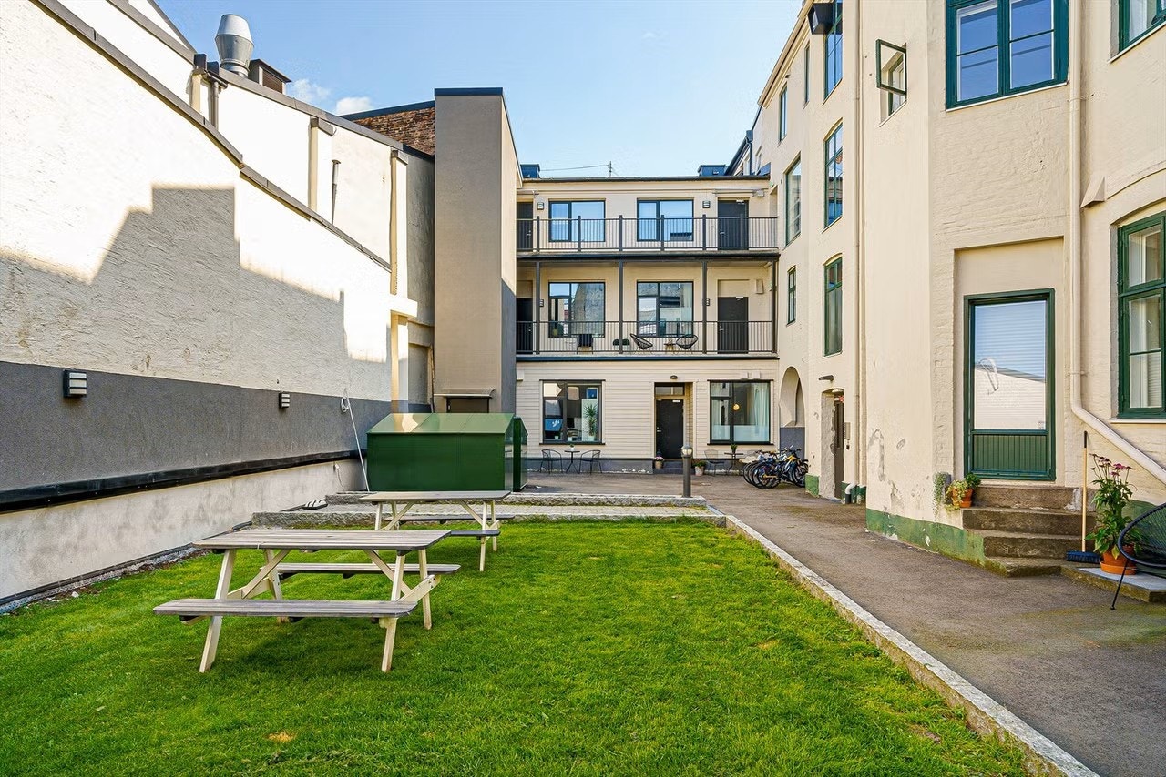 Sameiet sin bakgård på sommerstid. Galleribilde