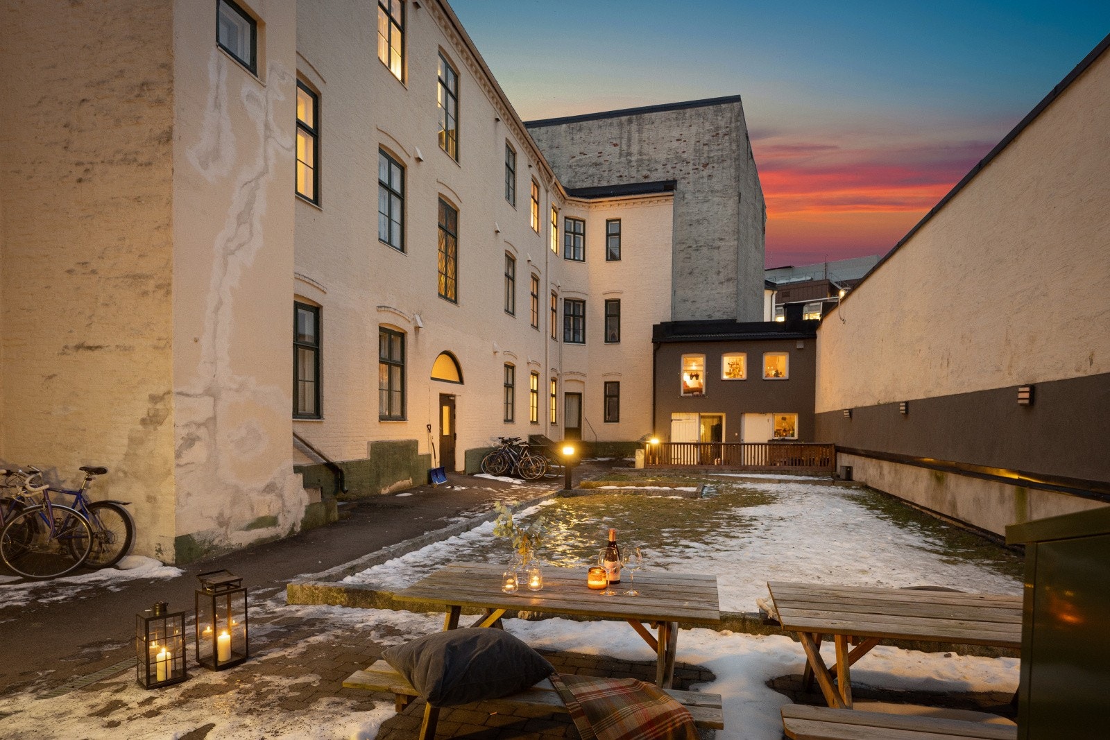 Sameiet har en trivelig bakgård med sittegrupper. Galleribilde