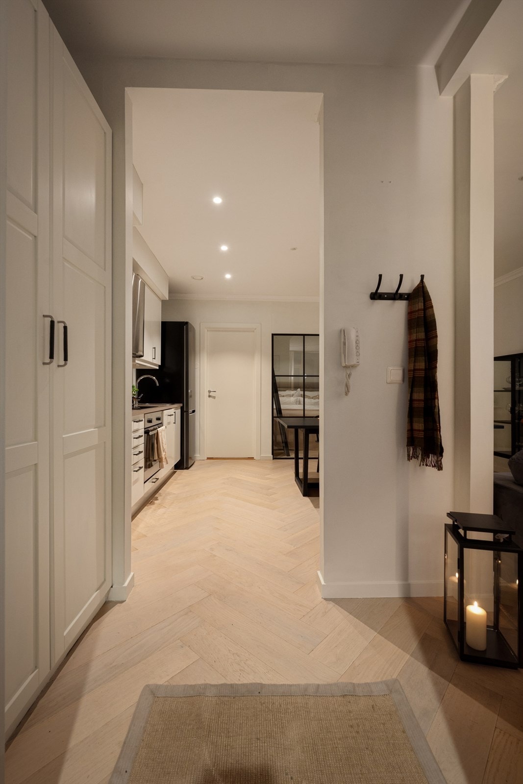 Entréen skaper et godt førsteinntrykk av leiligheten og egner seg godt til å ta imot middagsgjester. Galleribilde