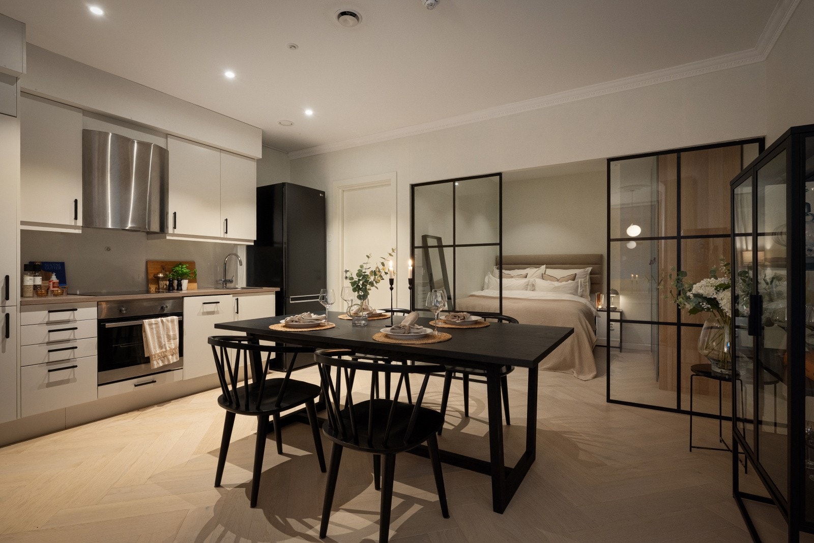 Leiligheten er lekkert utført med fiskebensparkett på gulv og et moderne fargevalg på vegger, samt stukkatur og rosett i tak. Galleribilde