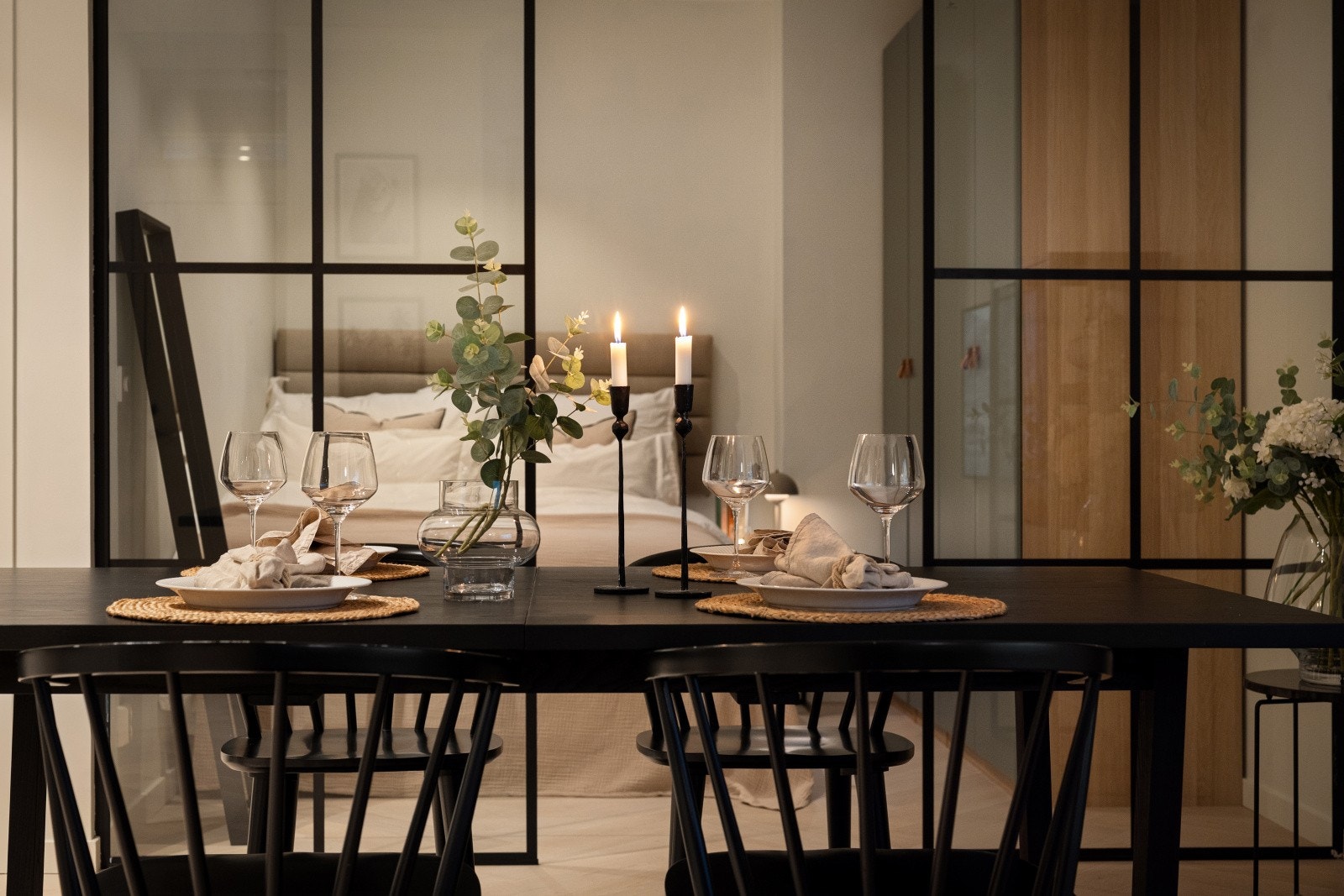 Fra stuen er det adkomst til en velutnyttet sovealkove gjennom lekre smijernsvegger. Galleribilde