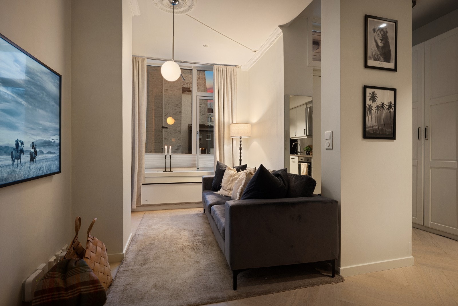 Stuen er et pent og luftig rom med som får rikelig med lysinnslipp fra store vindusflater. Galleribilde