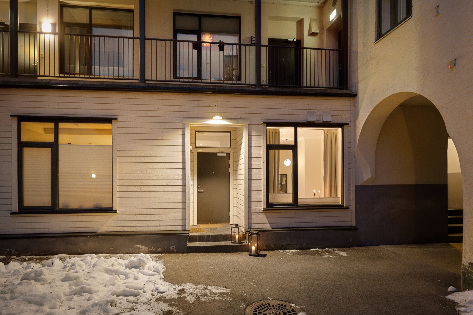 Leiligheten vender mot sameiet sin indre bakgård og har et hyggelig inngangsparti med egen adkomst. Galleribilde