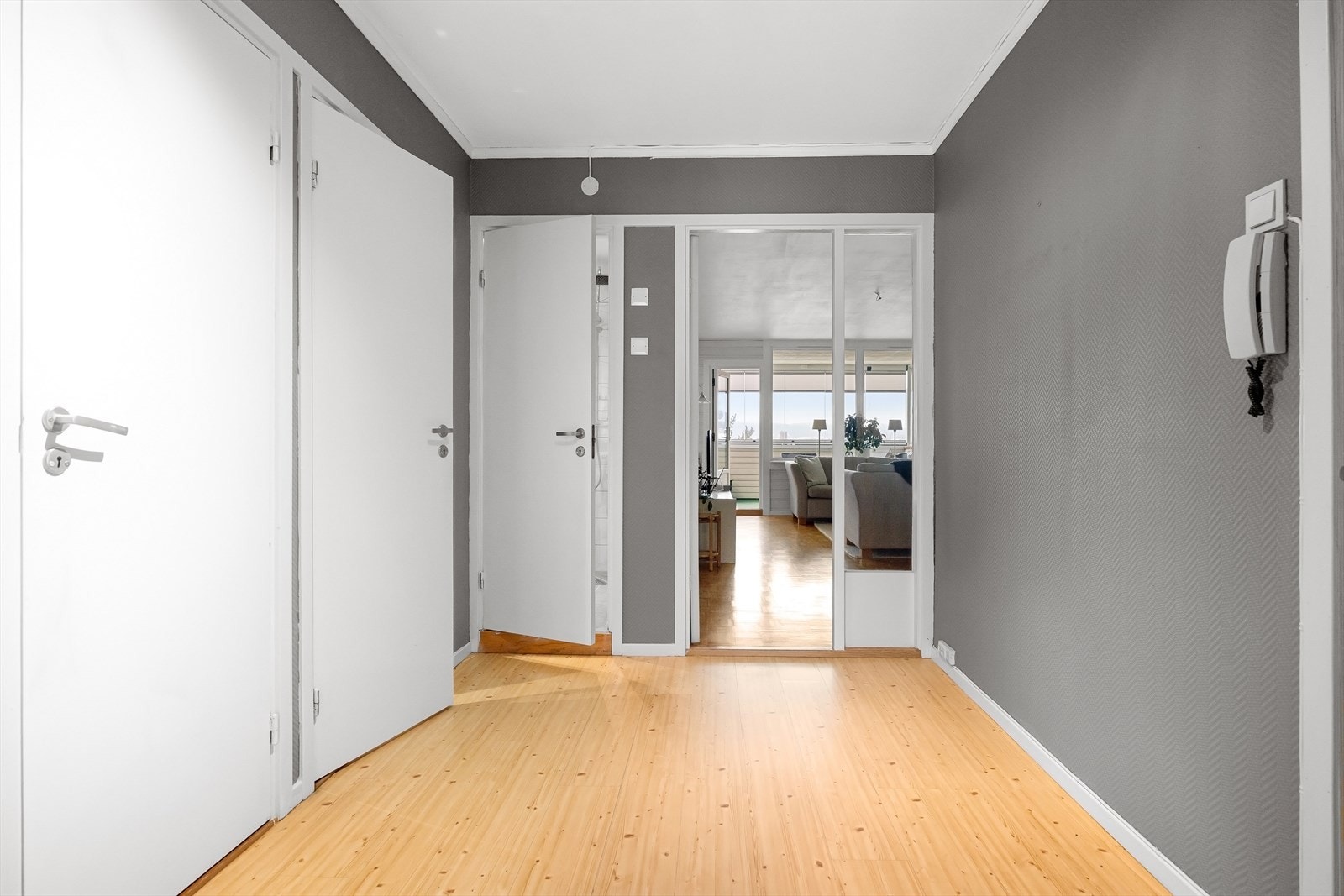 Romslig entré, innvendig bod finnes i første dør til venstre. Galleribilde