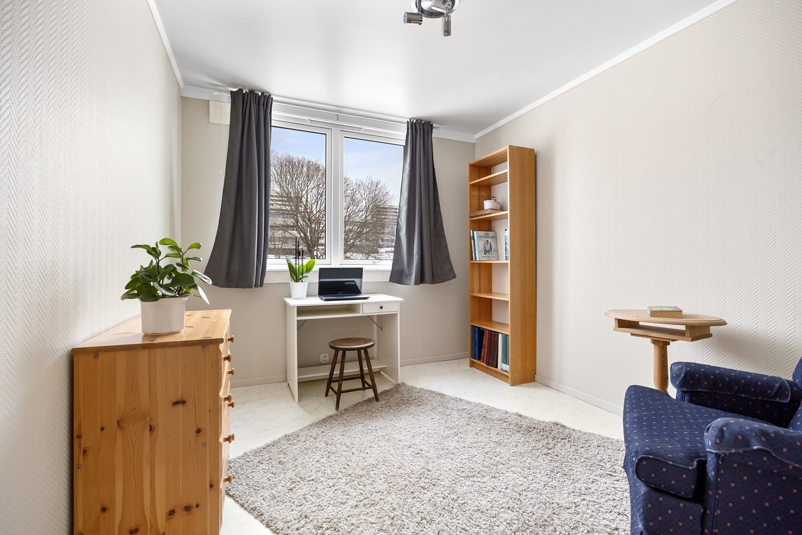 Soverom II- Her har du rikelig med plass til seng, garderobe og øvrig ønsket møblement. Galleribilde