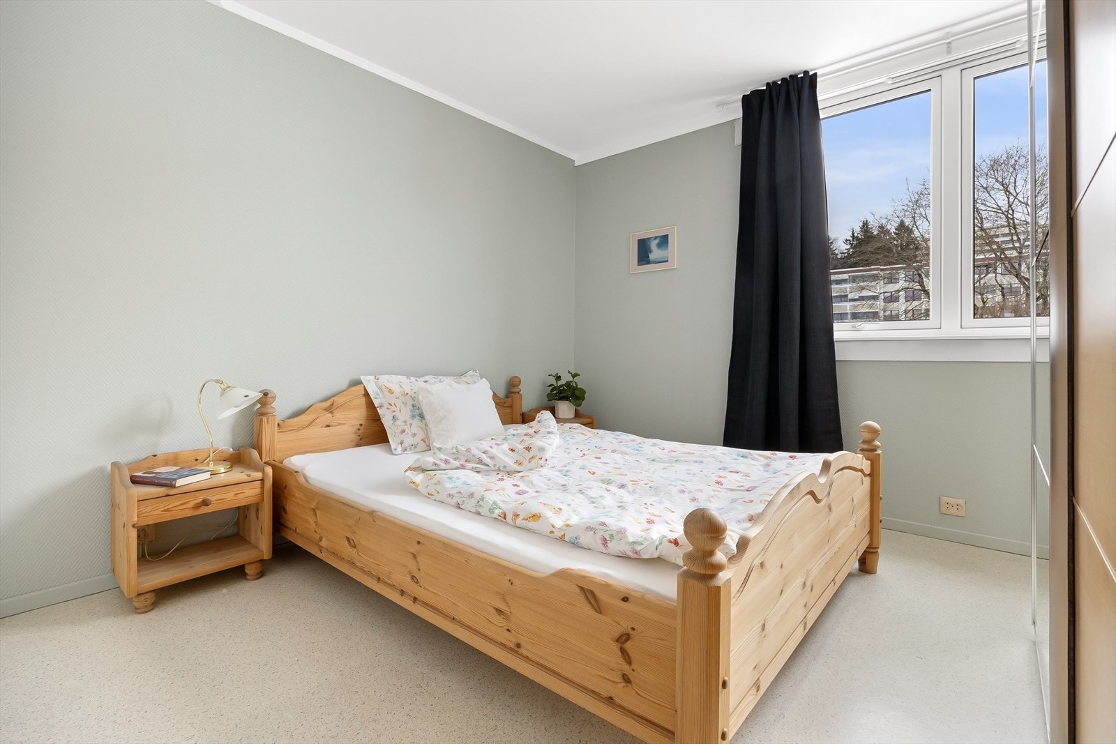 Soverom I er av god størrelse med god plass til dobbeltseng, garderobeskap og øvrige møblement. Galleribilde