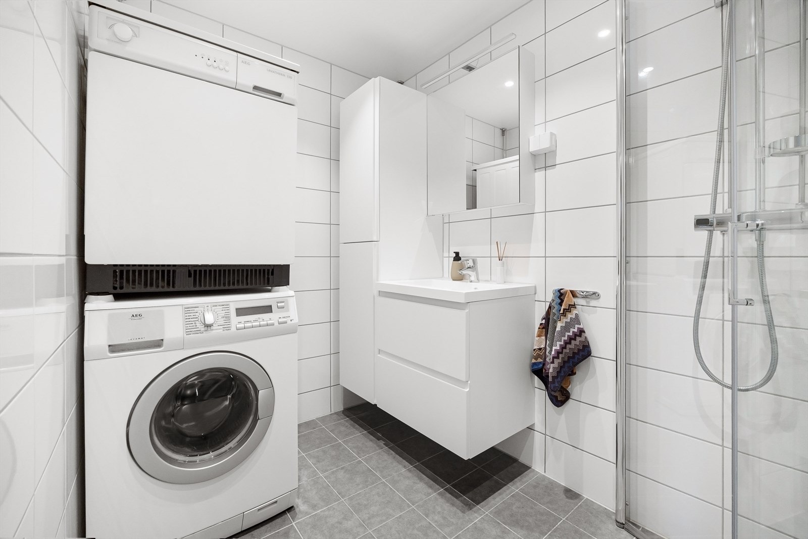 Delikat baderom som ble pusset opp i regi av borettslaget i 2021. Galleribilde