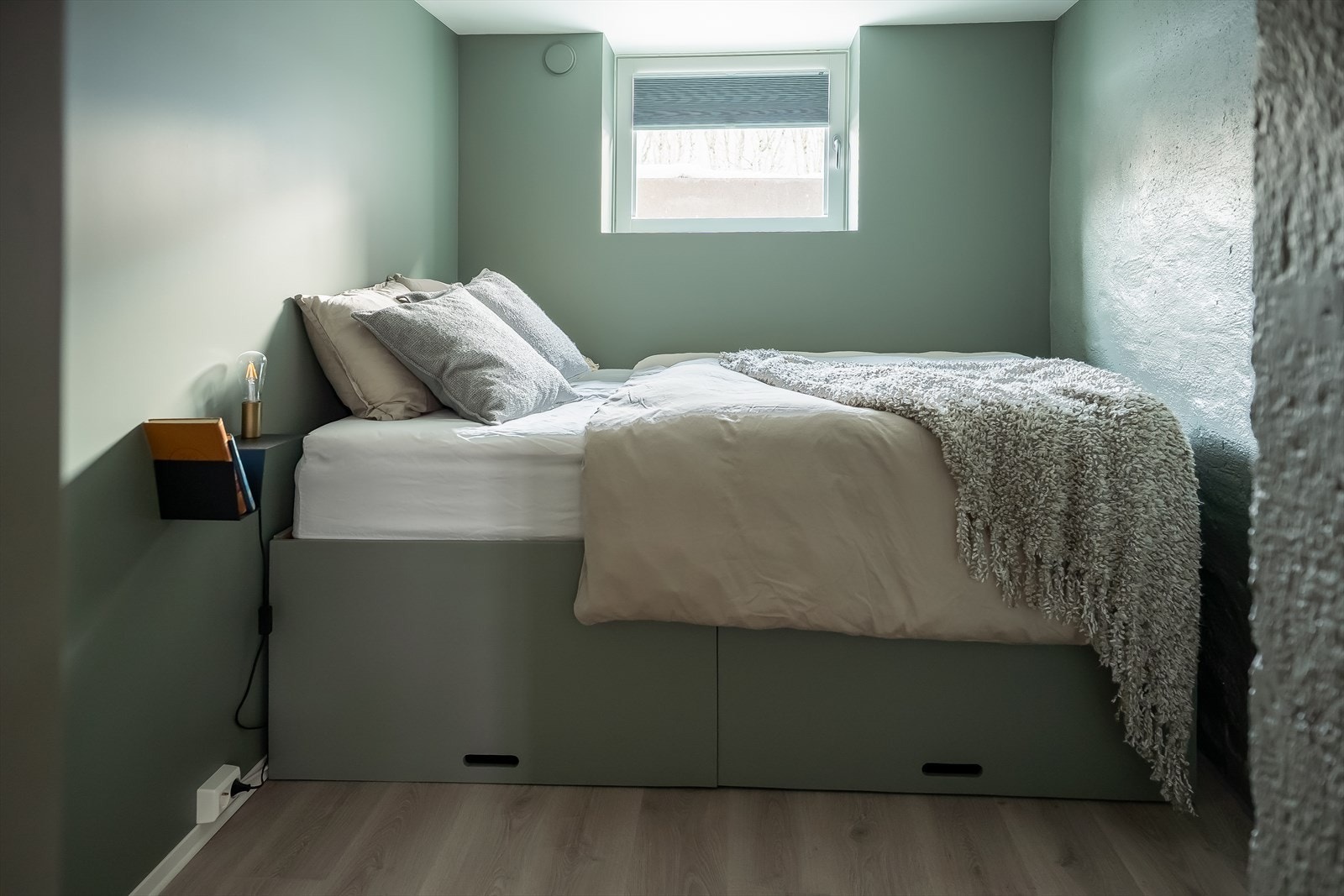 Soverommet i kjeller på 6,6m² og godkjent for varig opphold iht. bruksendring. Galleribilde