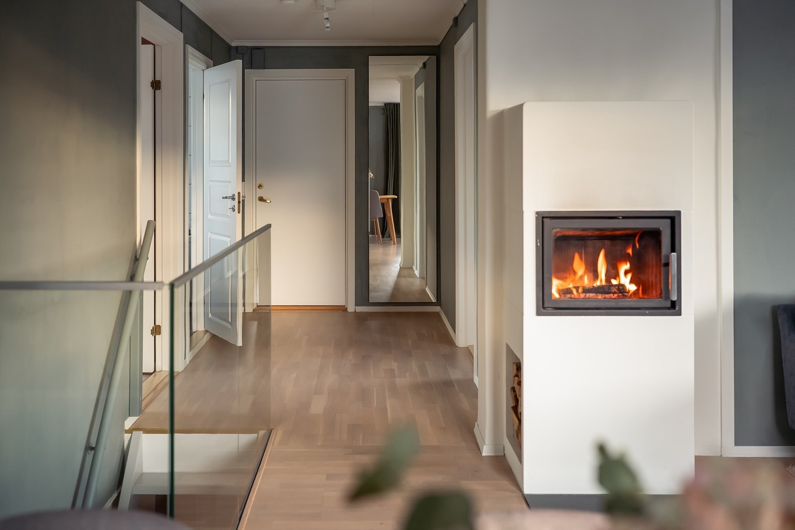 I stuen er det etablert en koselig vedovn for peiskos på kalde kvelder. Galleribilde