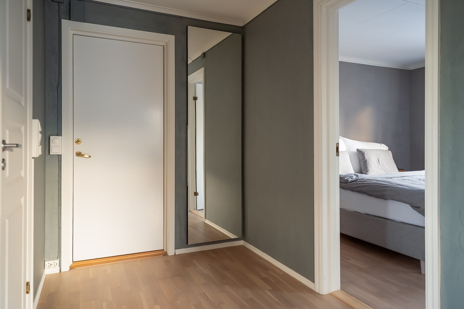 Gangen binder hele første etasje. Her er det 5,6 m² med gulvareal og skjult garderobeløsning i vegg på 0,5m² Galleribilde