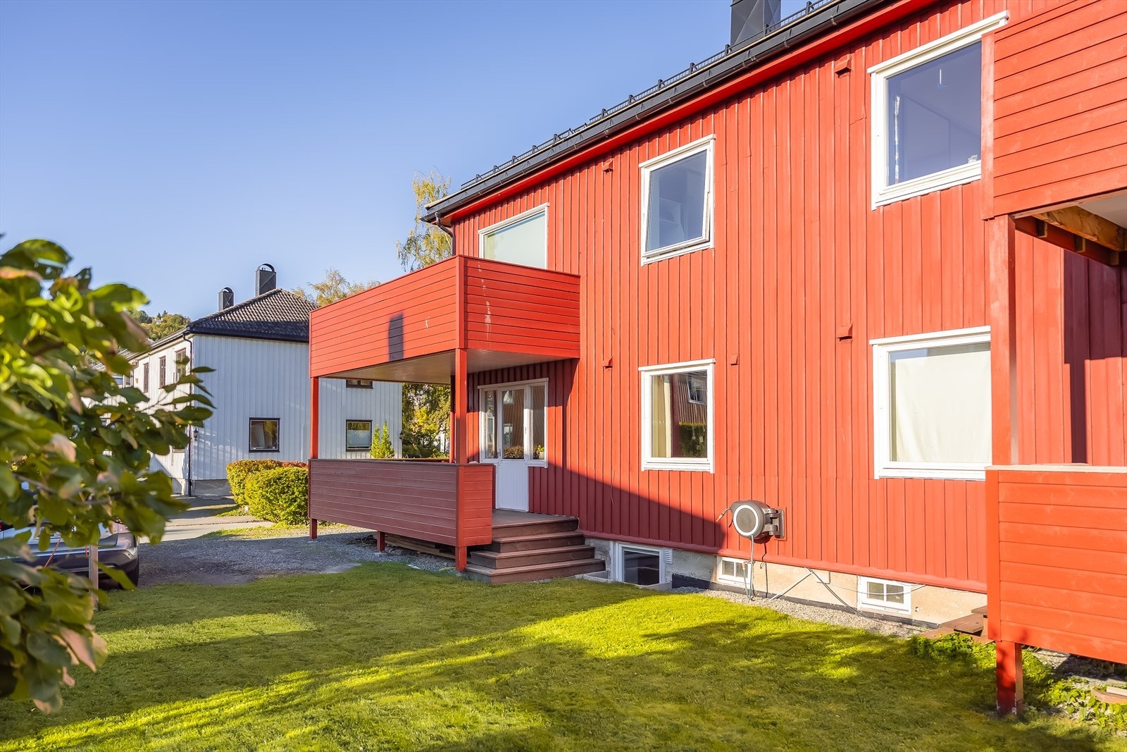 Terrassen vender mot sørvest og nyter gode solforhold fra tidlig morgen til kveld. Galleribilde