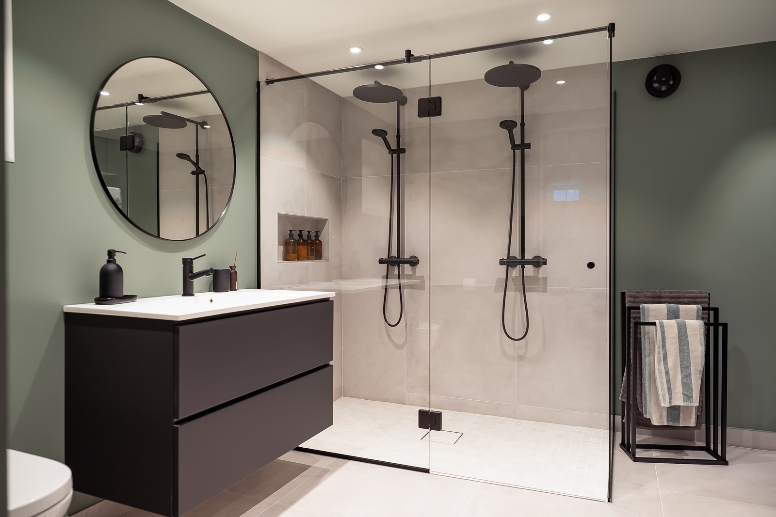 Her er det også etablert lekker dobbeltdusj med regndusjarmatur. Badet er vurdert til tilstandsgrad 0 av takstmann Galleribilde