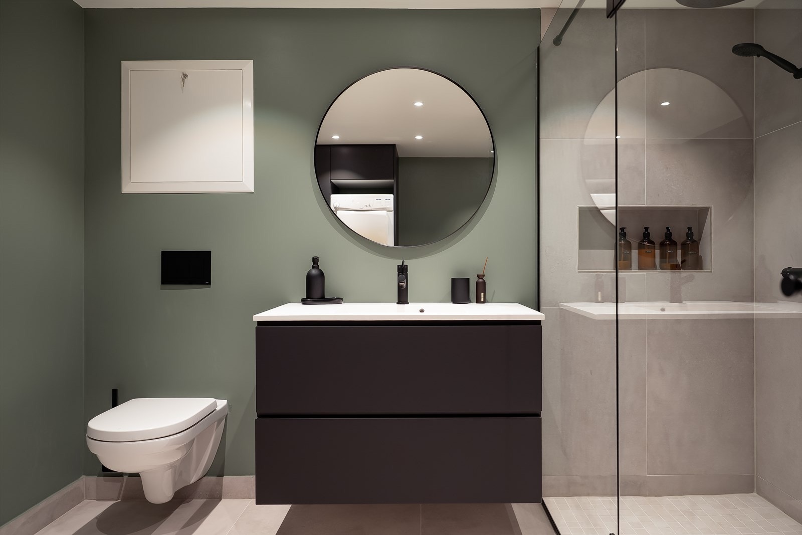 Badet i kjeller er på hele 10,1m² og er etablert i 2022. Her er det rør-i-rør system, varmekabler i gulv og vegghengt toalett. Galleribilde