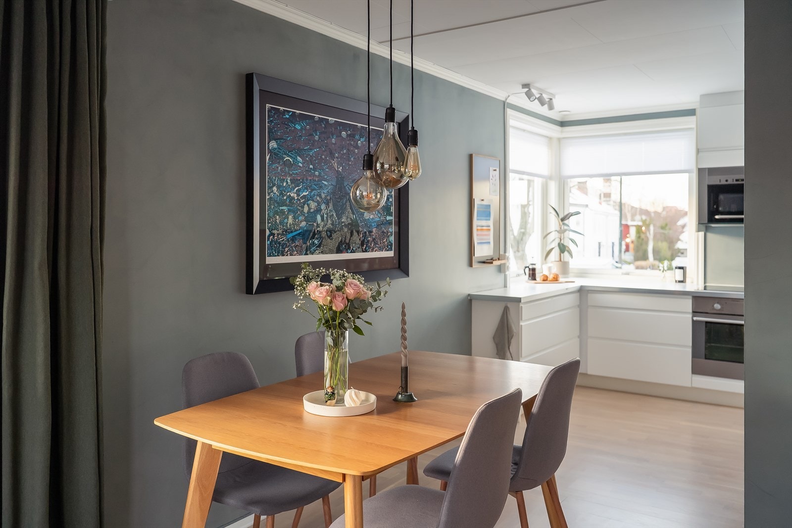 Spisesonen skaper et naturlig skille mellom stuen og kjøkkenet og binder rommet sammen. Galleribilde